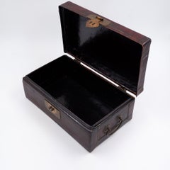Chinese decorative box in red lacquered leather - 19th Century