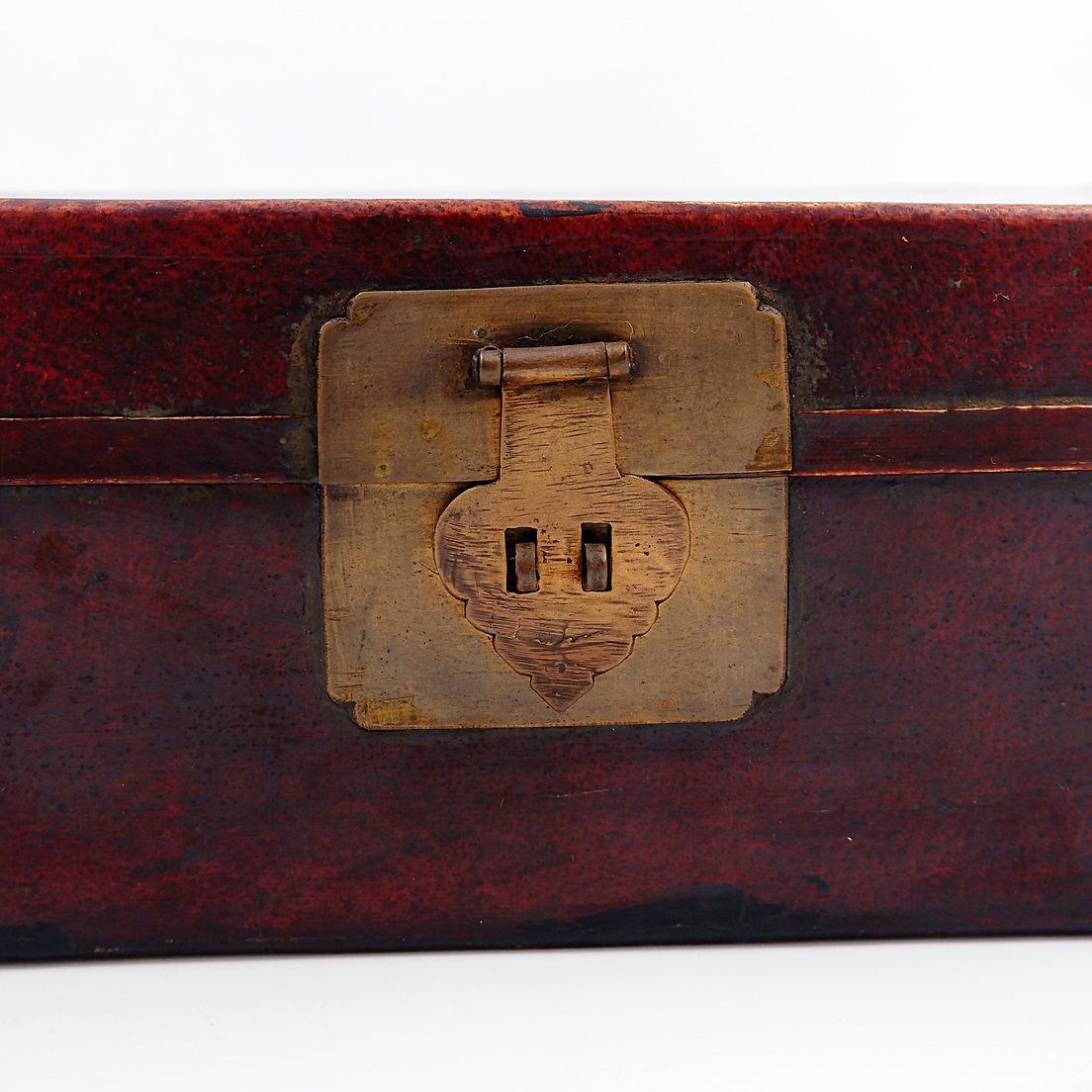 Lacquered Chinese decorative box in red lacquered leather - 19th Century For Sale