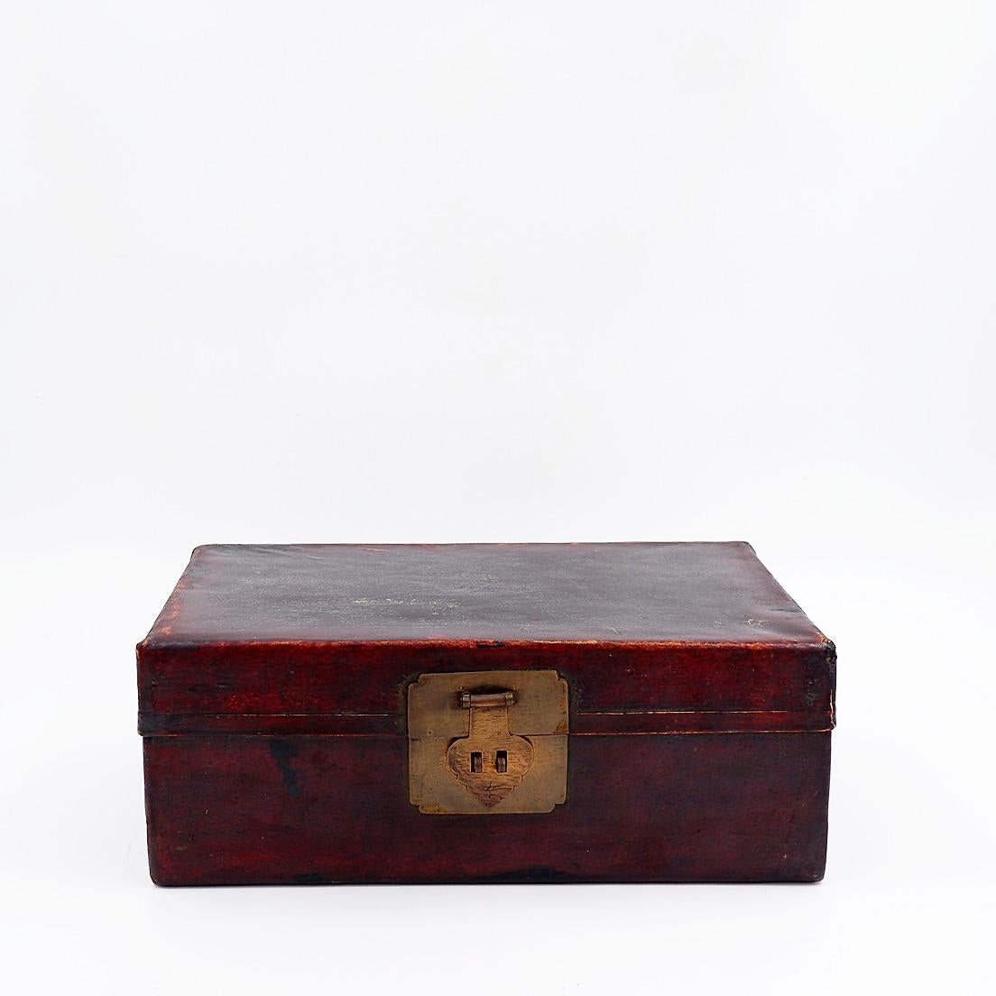 Chinese decorative box in red lacquered leather - 19th Century In Fair Condition For Sale In Linkebeek, BE
