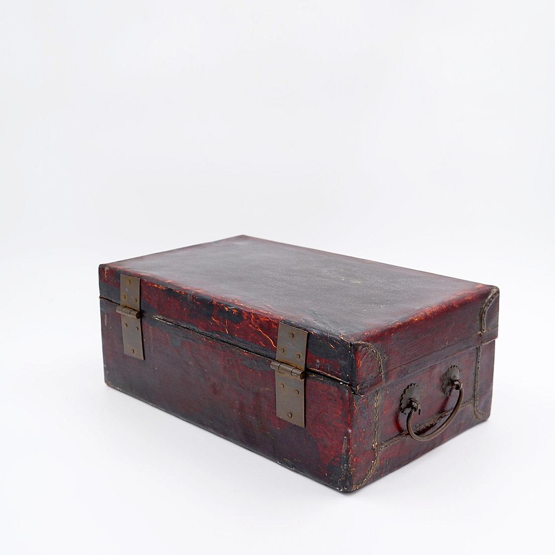 Chinese decorative box in red lacquered leather - 19th Century For Sale 1