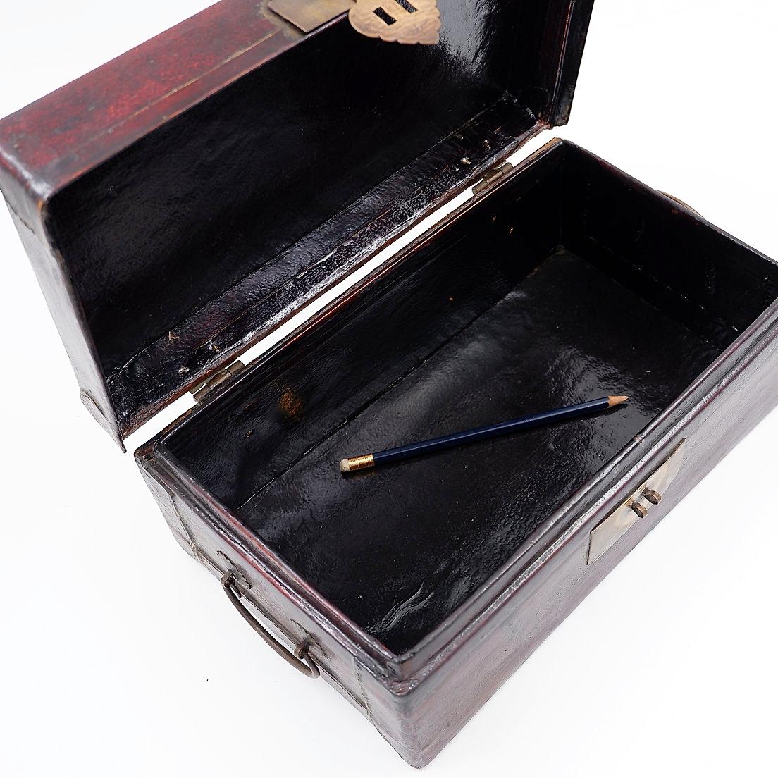 Chinese decorative box in red lacquered leather - 19th Century For Sale 3