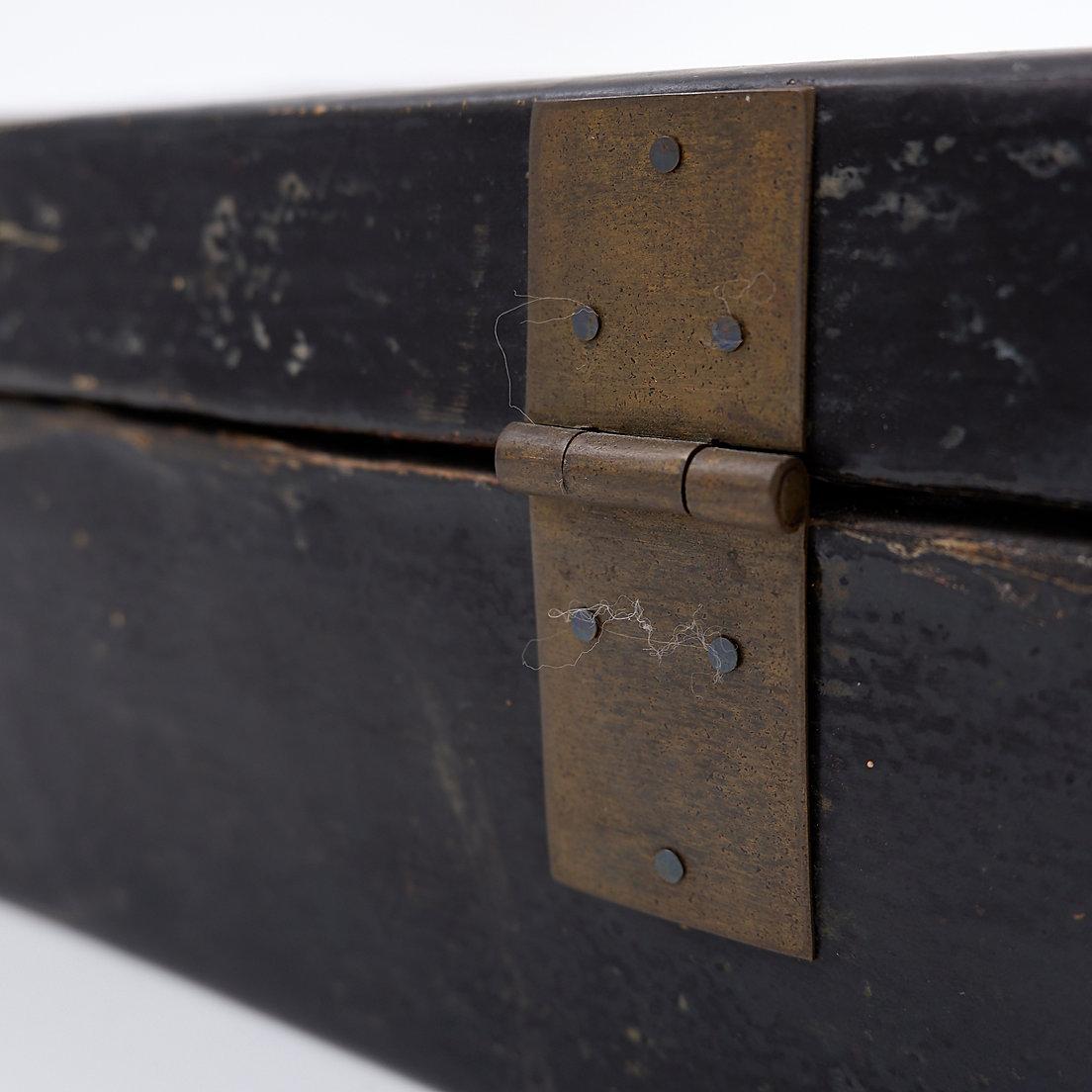 Chinese decorative lacquered leather box - 19th Century For Sale 5