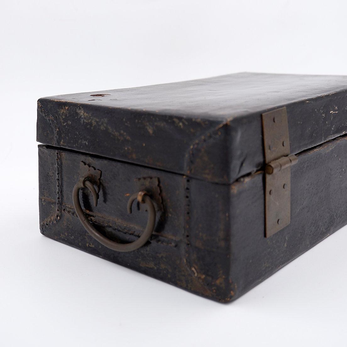 Chinese decorative lacquered leather box - 19th Century For Sale 7