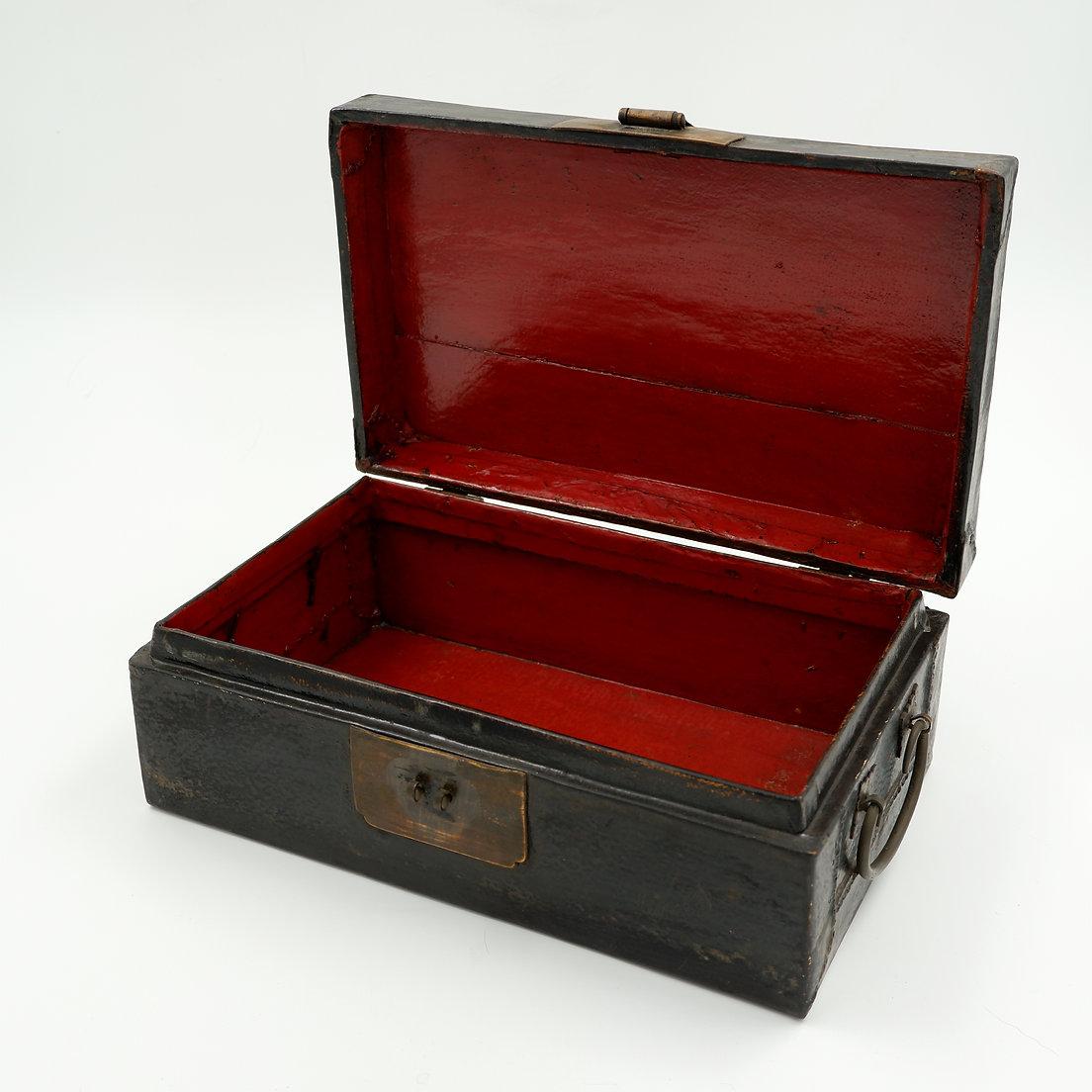 Asian Art - Antique Decoration
Measures : 30x18cm H:10,5cm
Materials : Leather, Metal, Wood, Lacquered
 