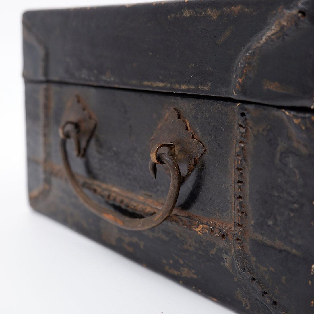 Chinoiserie Chinese decorative lacquered leather box - 19th Century For Sale