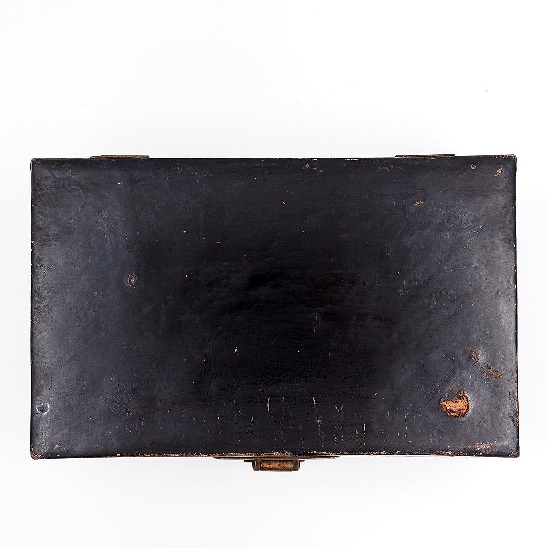 Lacquered Chinese decorative lacquered leather box - 19th Century For Sale
