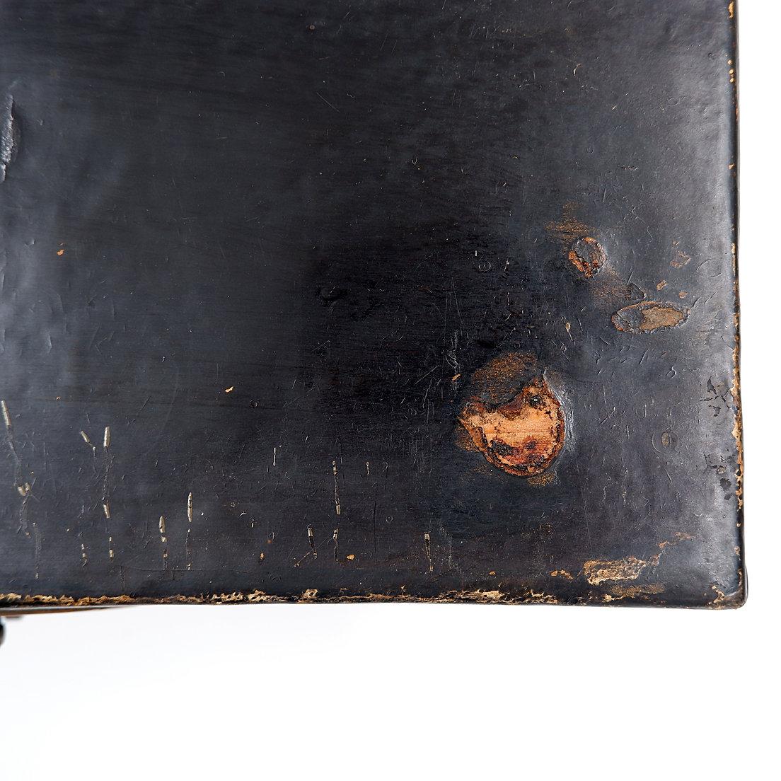 Chinese decorative lacquered leather box - 19th Century In Fair Condition For Sale In Linkebeek, BE