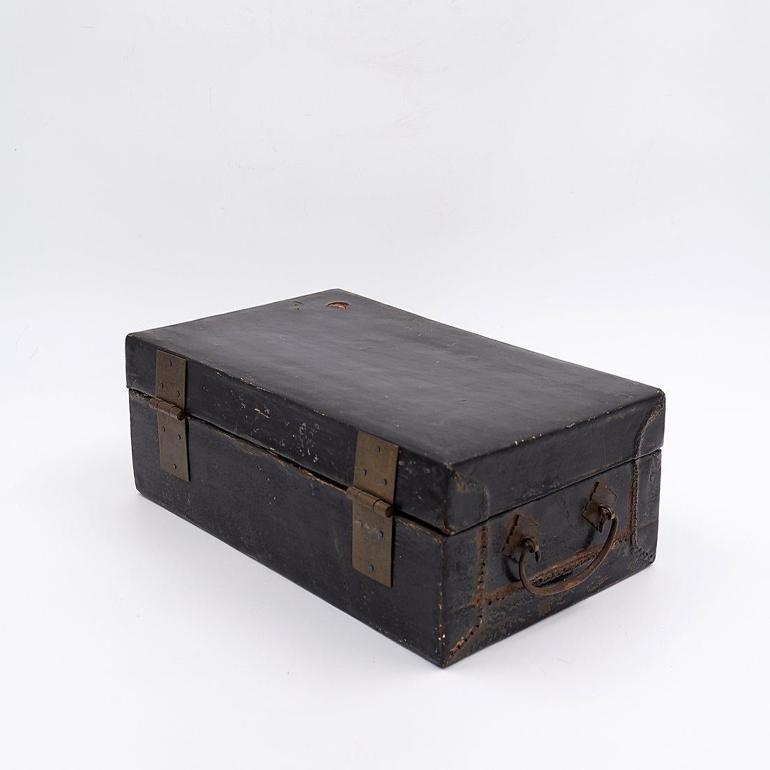 Metal Chinese decorative lacquered leather box - 19th Century For Sale