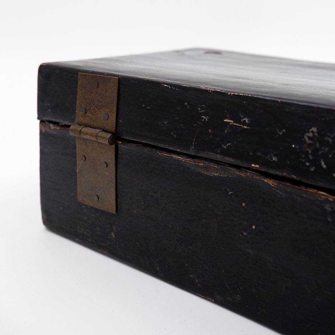 Chinese decorative lacquered leather box - 19th Century For Sale 1