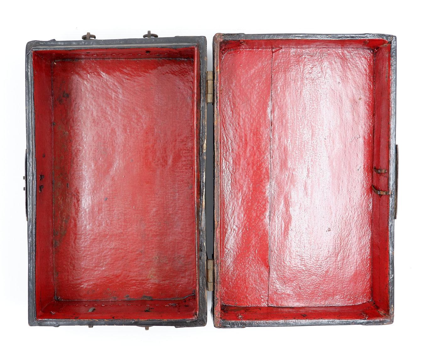 Chinese decorative lacquered leather box - 19th Century For Sale 2