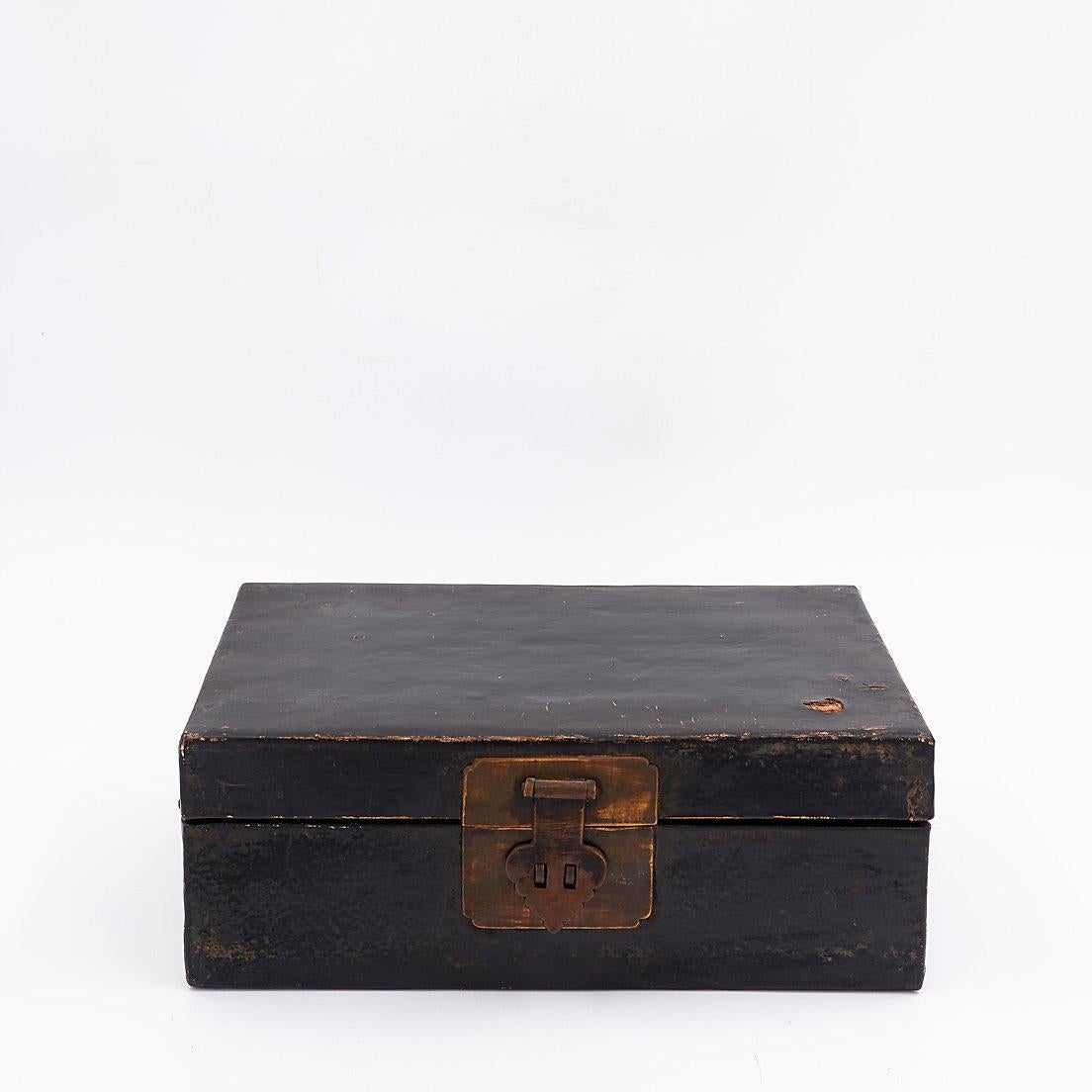 Chinese decorative lacquered leather box - 19th Century For Sale 3
