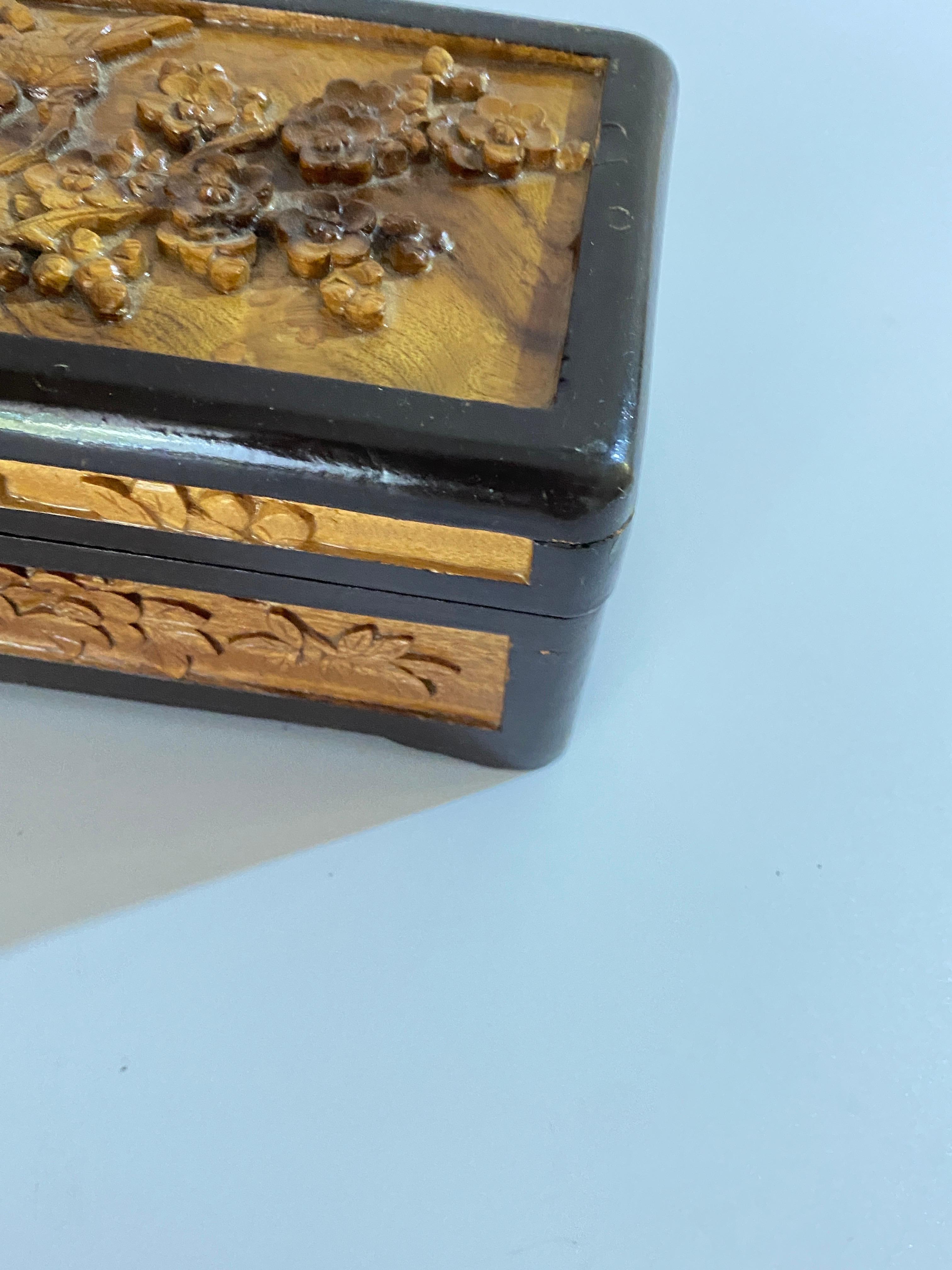 Chinesische Deko- oder Schmuckschatulle, in geschnitztem Holz, Bäumen und Vögeln Dekor, China (Chinesischer Export) im Angebot