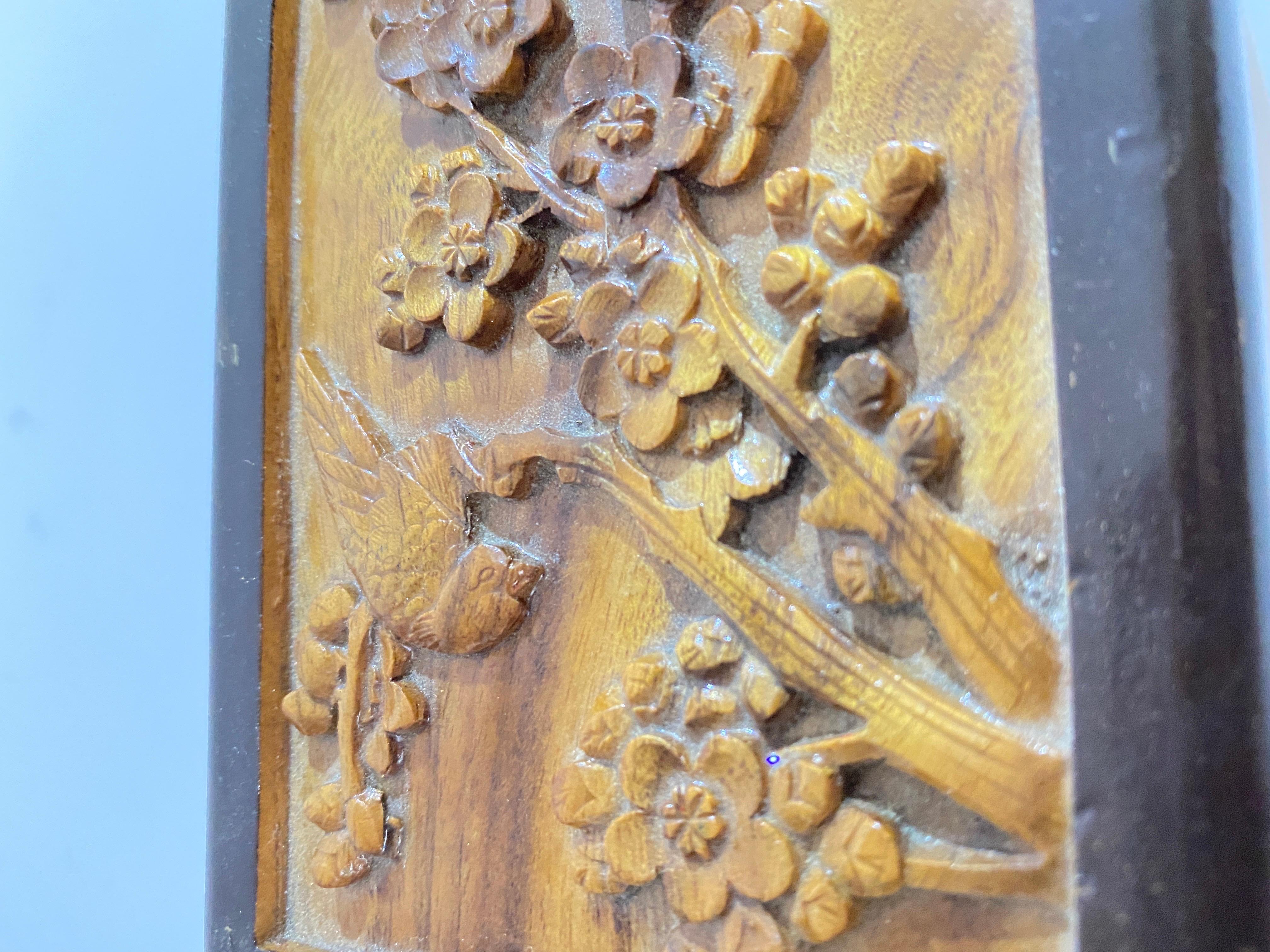 Chinesische Deko- oder Schmuckschatulle, in geschnitztem Holz, Bäumen und Vögeln Dekor, China im Angebot 1