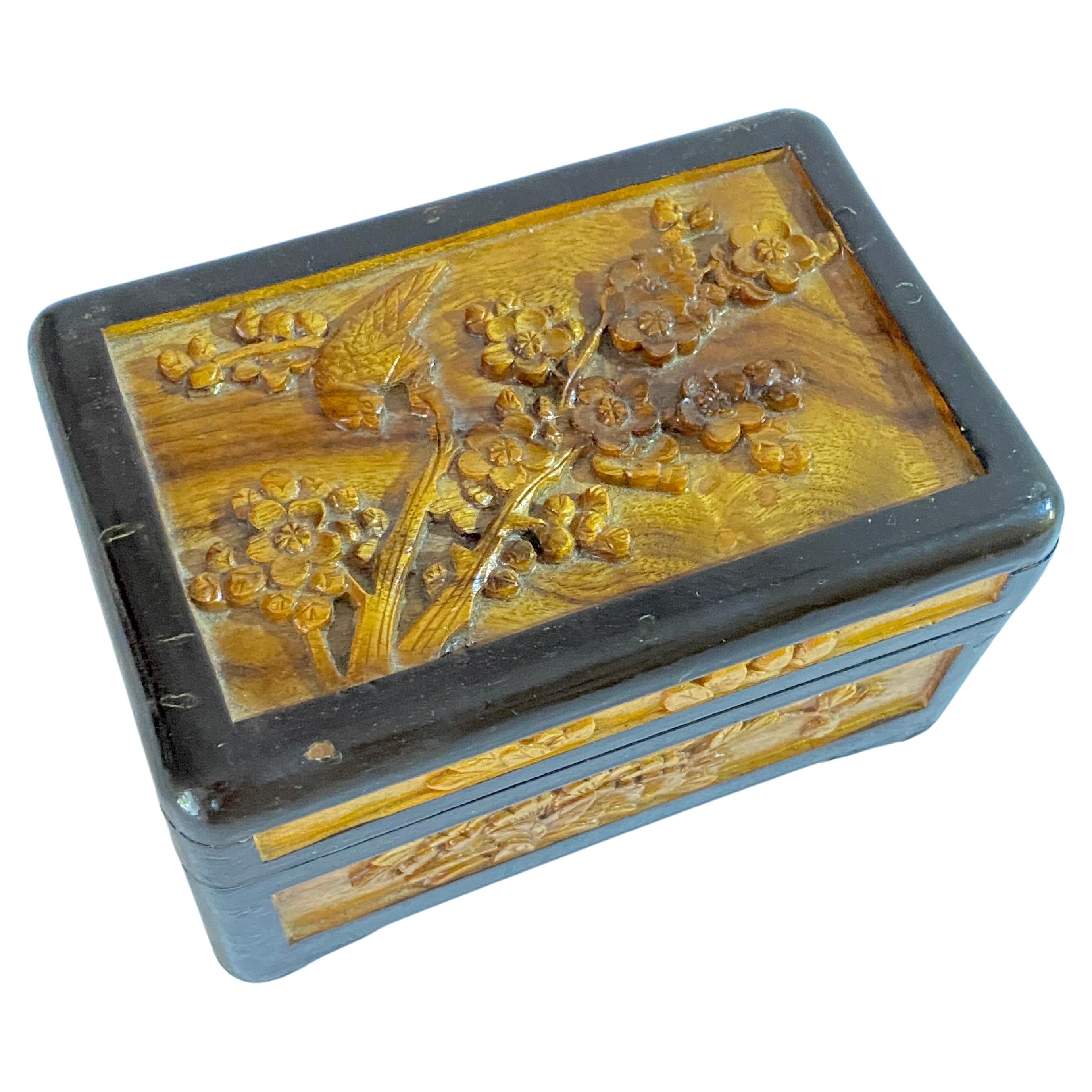 Chinesische Deko- oder Schmuckschatulle, in geschnitztem Holz, Bäumen und Vögeln Dekor, China im Angebot