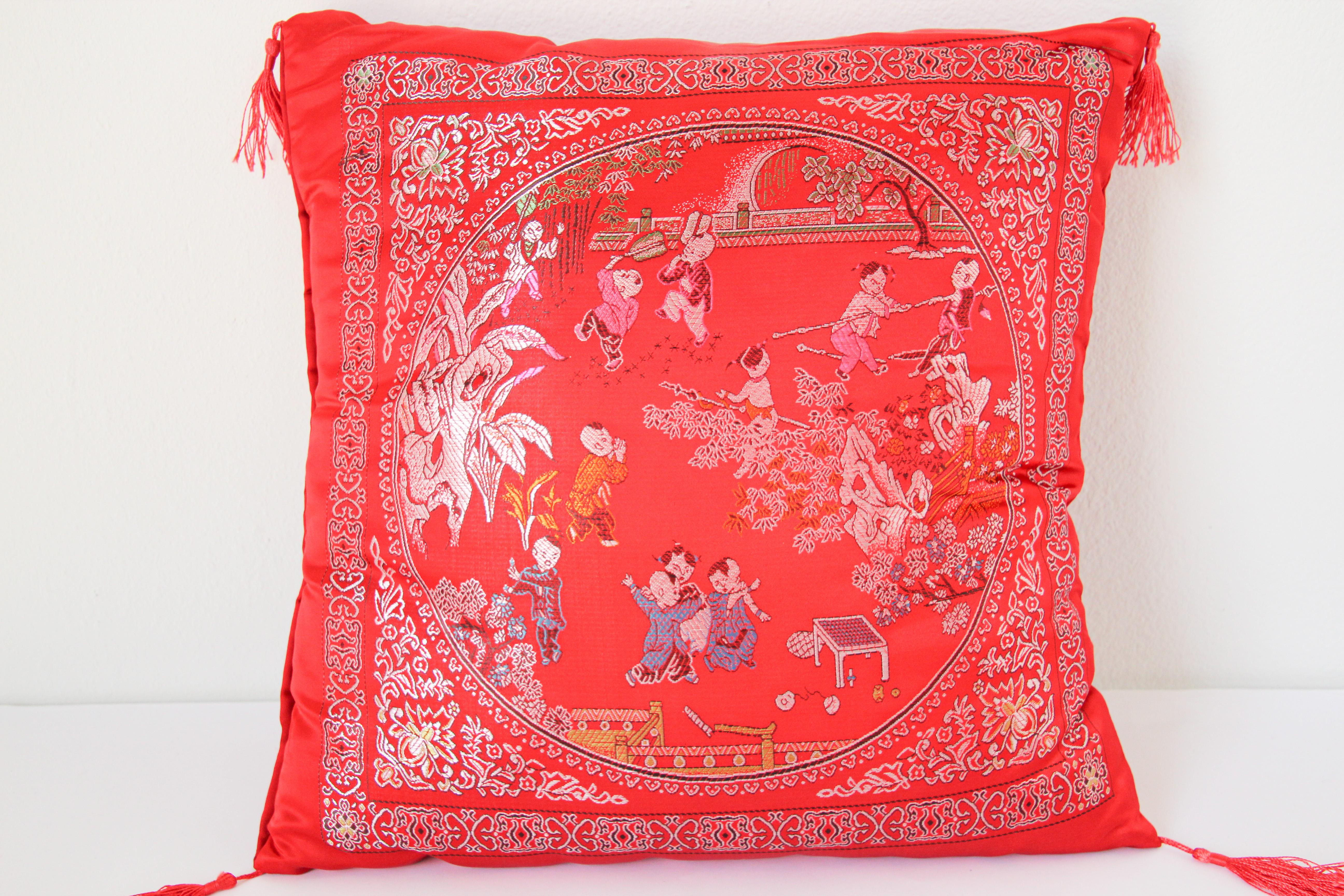 Chinesisches dekoratives rotes Deko-Kissen mit Quasten (Chinoiserie) im Angebot