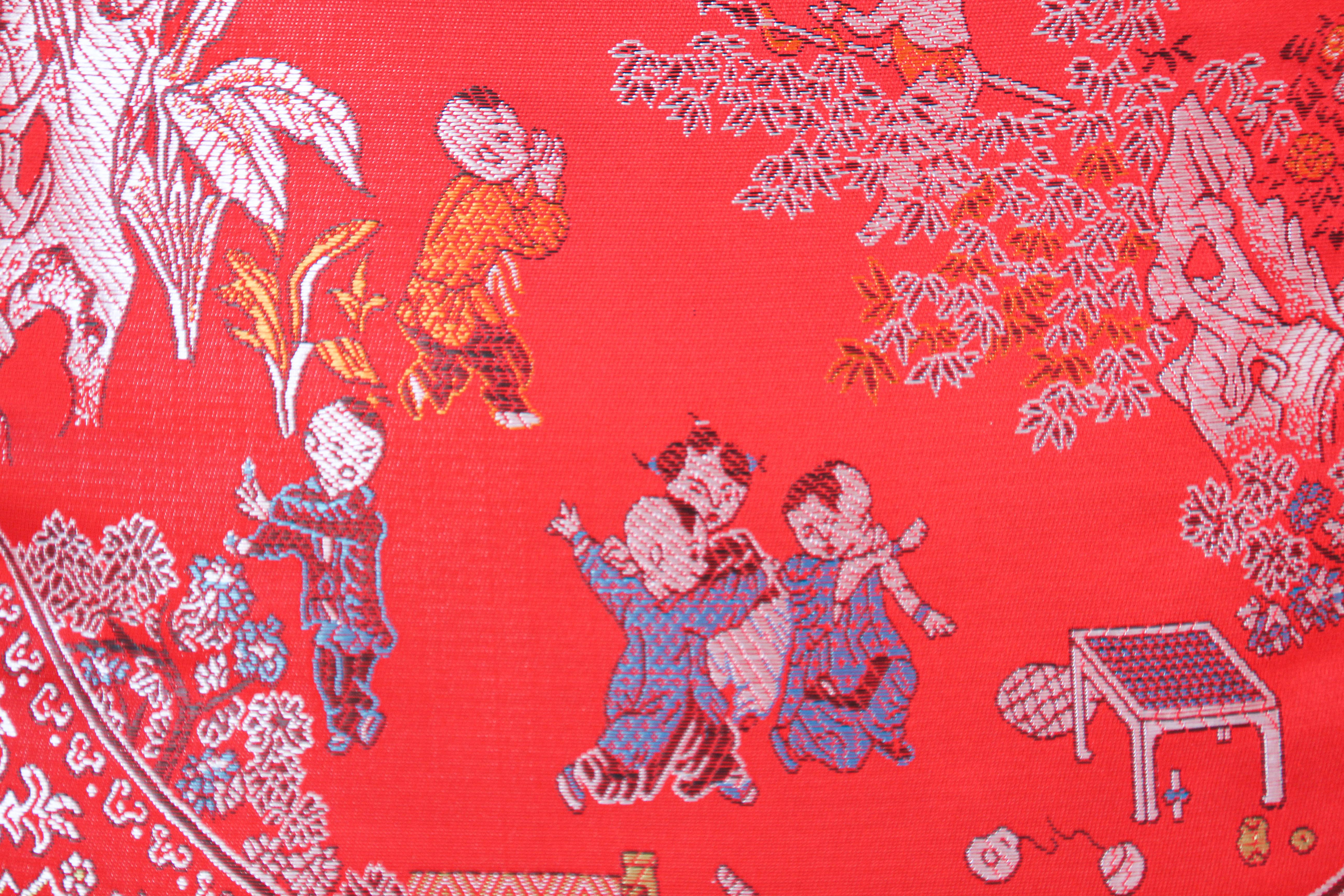 Chinesisches dekoratives rotes Deko-Kissen mit Quasten (20. Jahrhundert) im Angebot