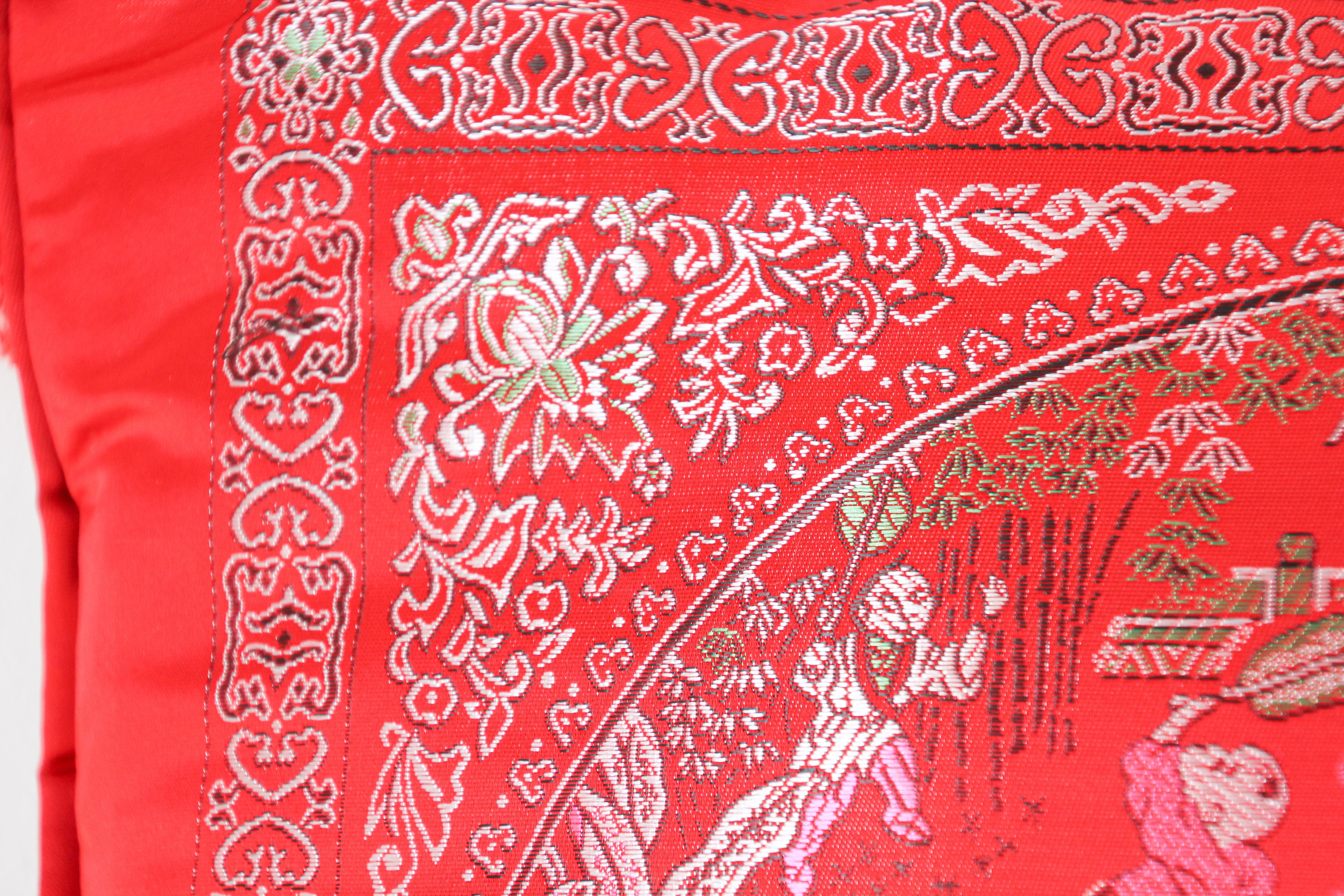 Chinesisches dekoratives rotes Deko-Kissen mit Quasten (Seide) im Angebot