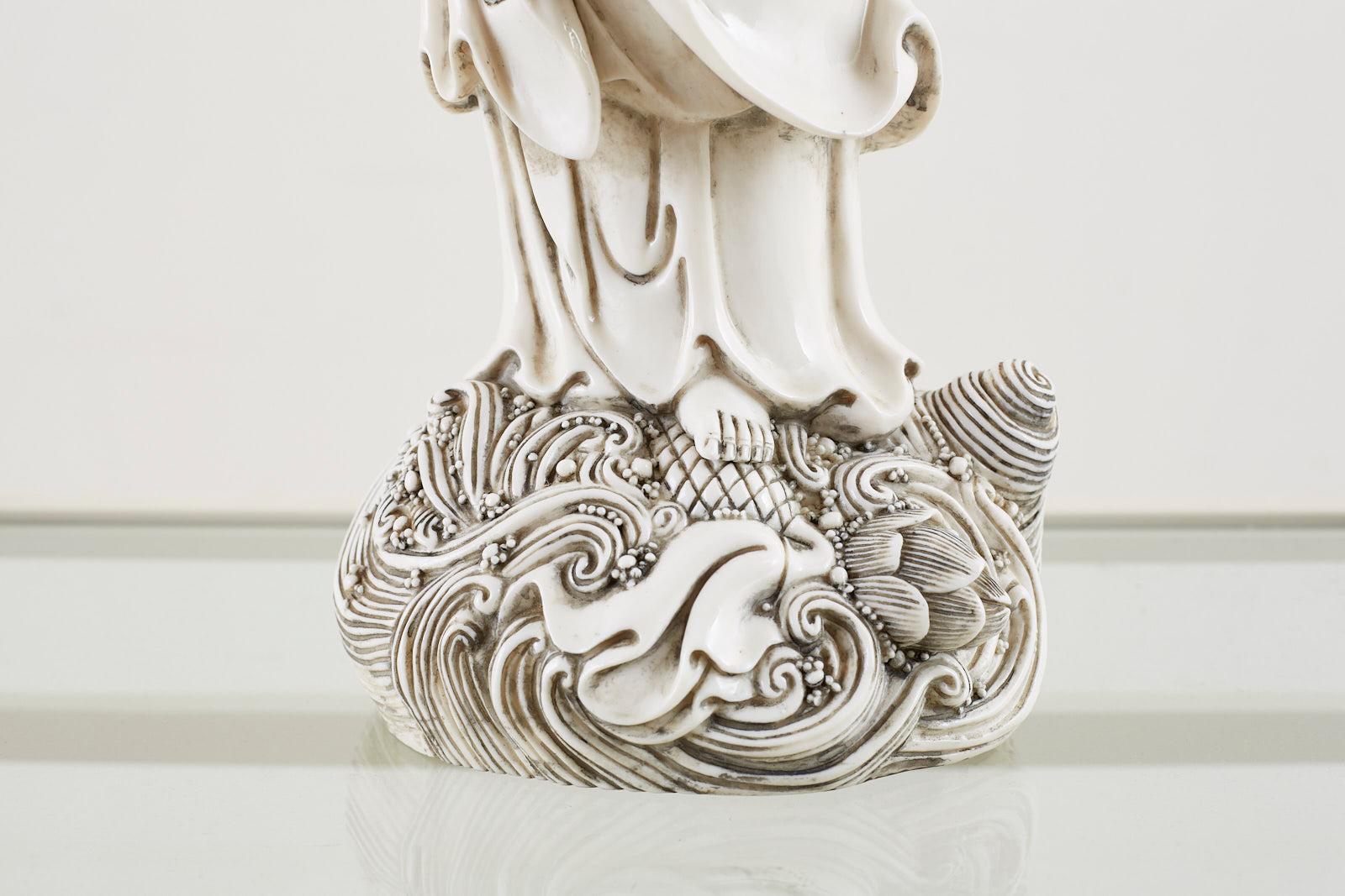 Chinois Dehua Blanc de Chine Porcelaine Guanyin en porcelaine en vente