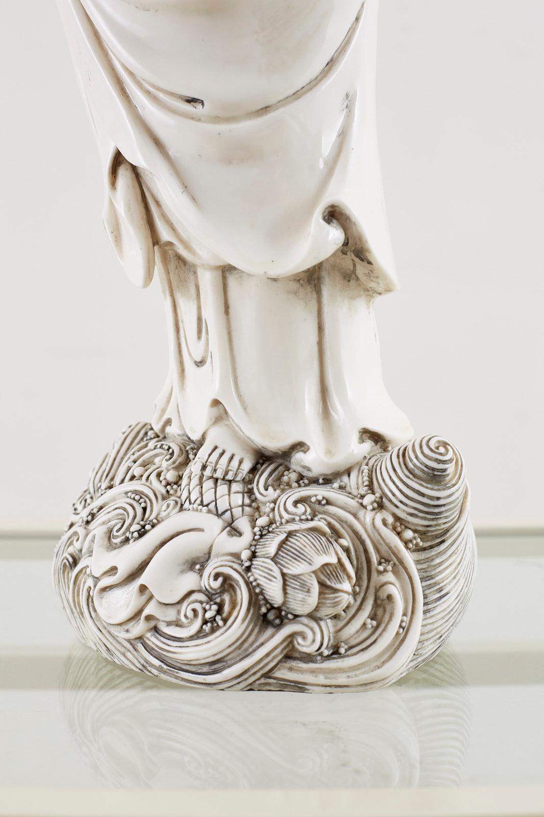 20ième siècle Dehua Blanc de Chine Porcelaine Guanyin en porcelaine en vente