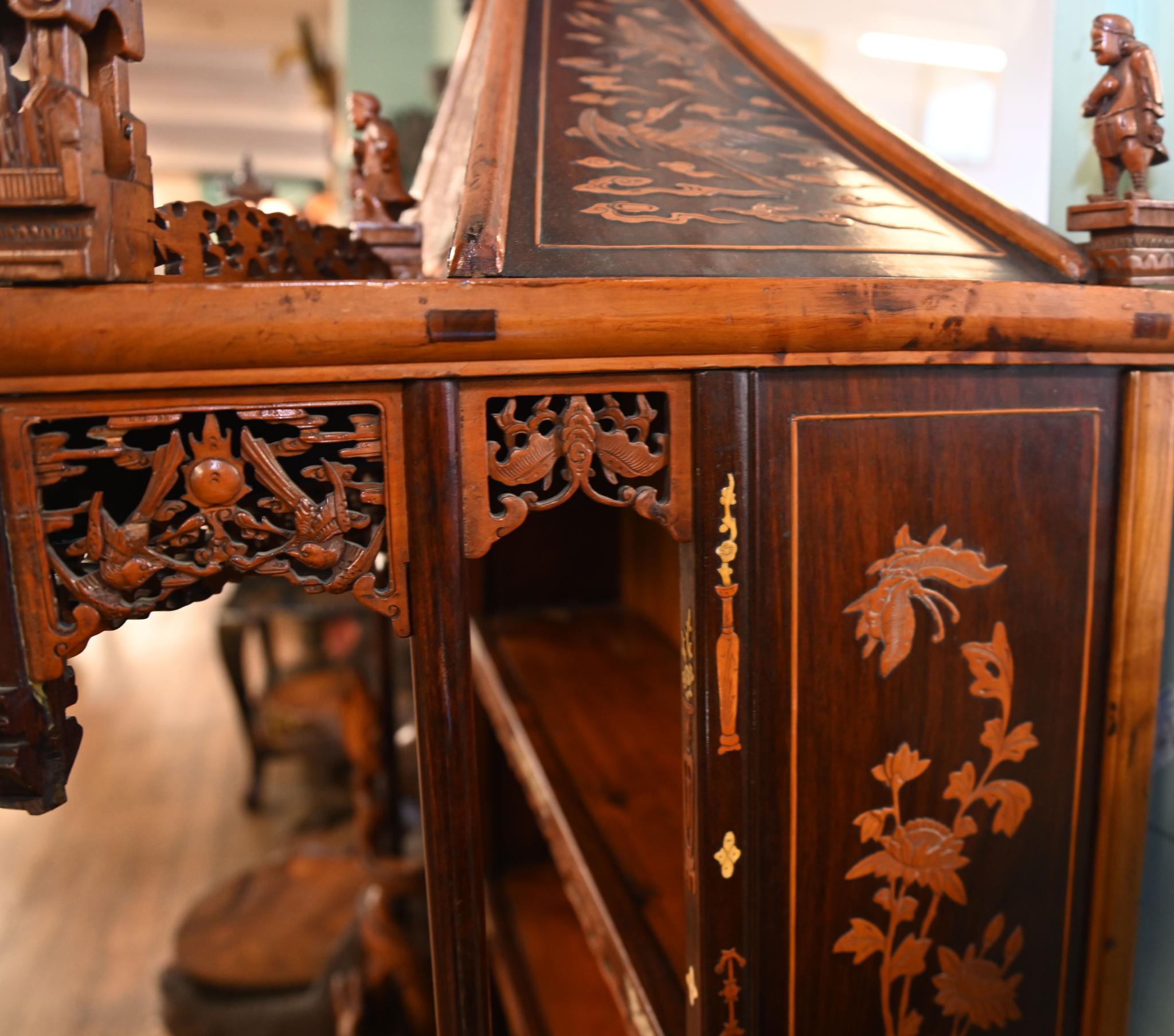 Fine museum quality Chinese display cabinet inlaid with inlays and bone inlaid figures
Features an eye catching pagoda top
Hopefully the photos illustrate the quality of carving and craftsmanship to this high end collectors piece
The pagoda top