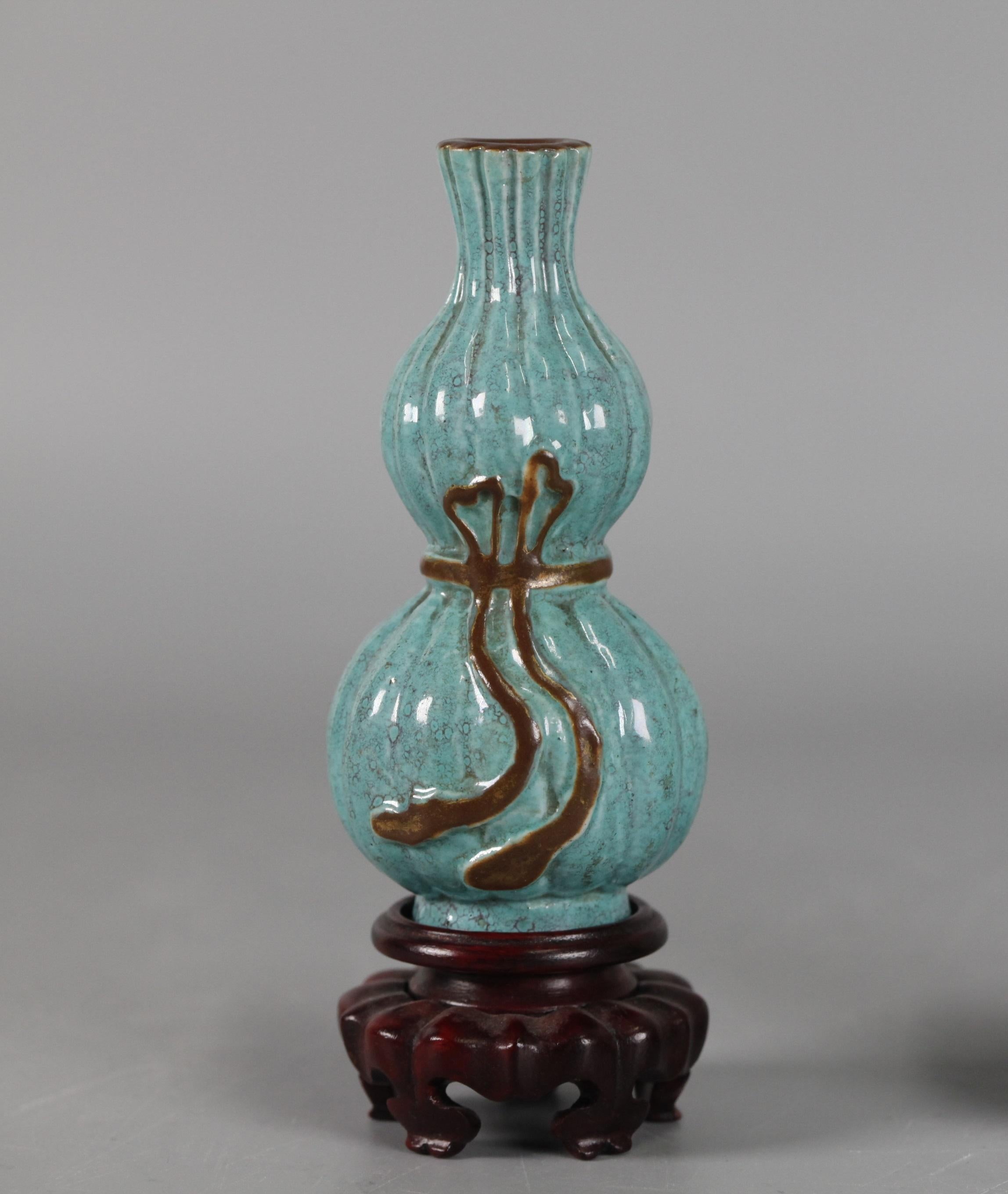 robin's egg glazed; 2in(D) x 2in(W) x 3in(H) are the dimensions of the vase only (not including the wooden base); the wooden base shown in the pictures is not included with this vase 