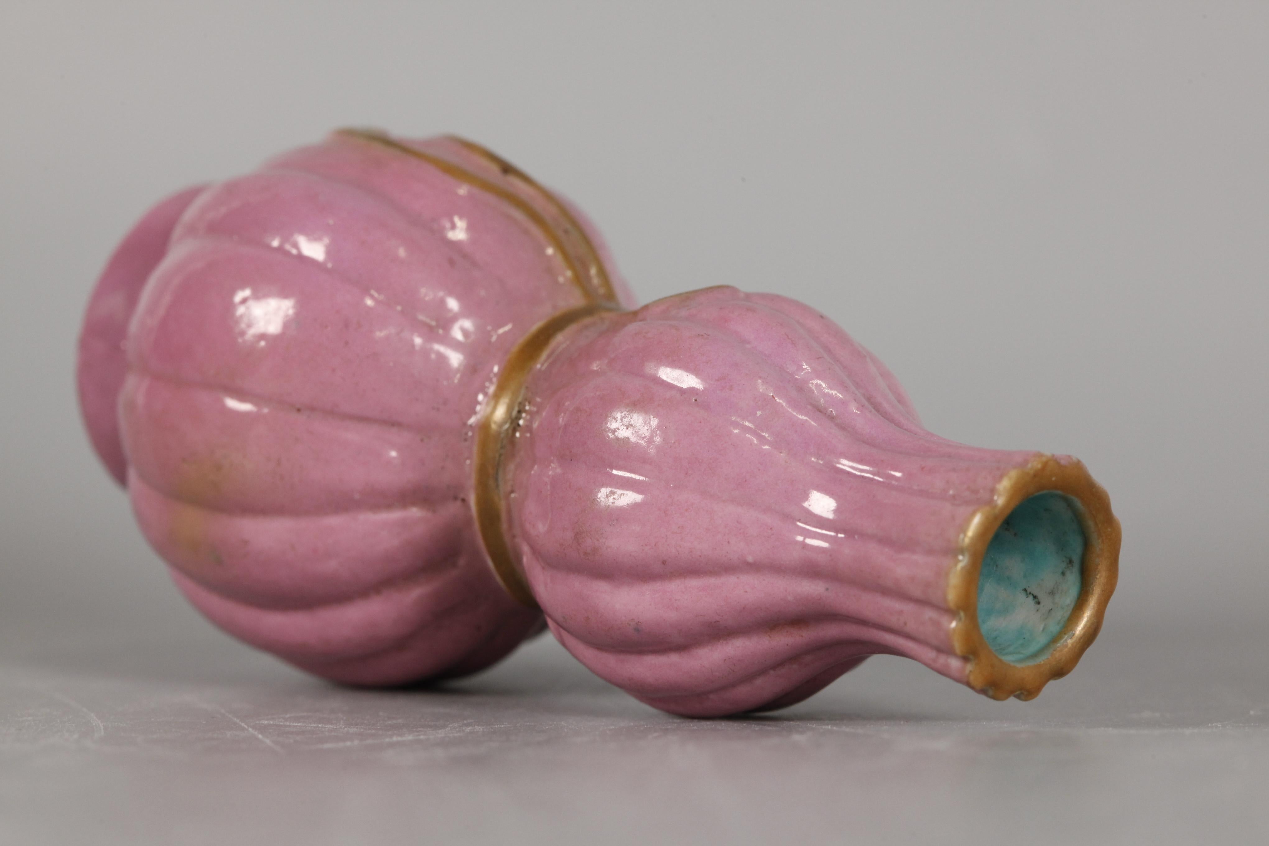 pink glazed multi-lobed double gourd vase