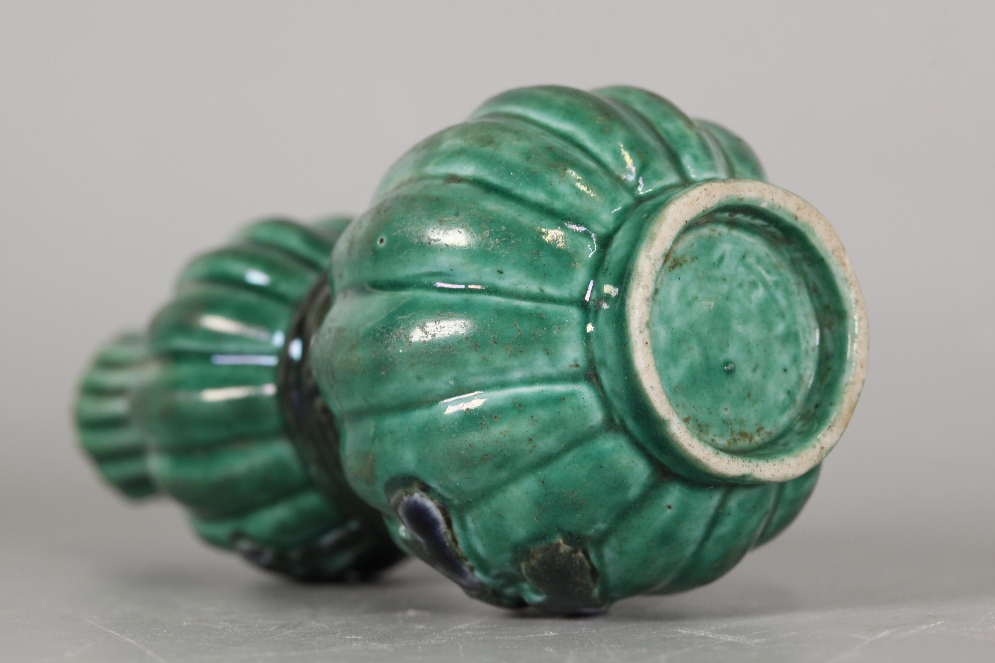 Chinese double gourd porcelain vase, 18th c. In Good Condition For Sale In New York, NY