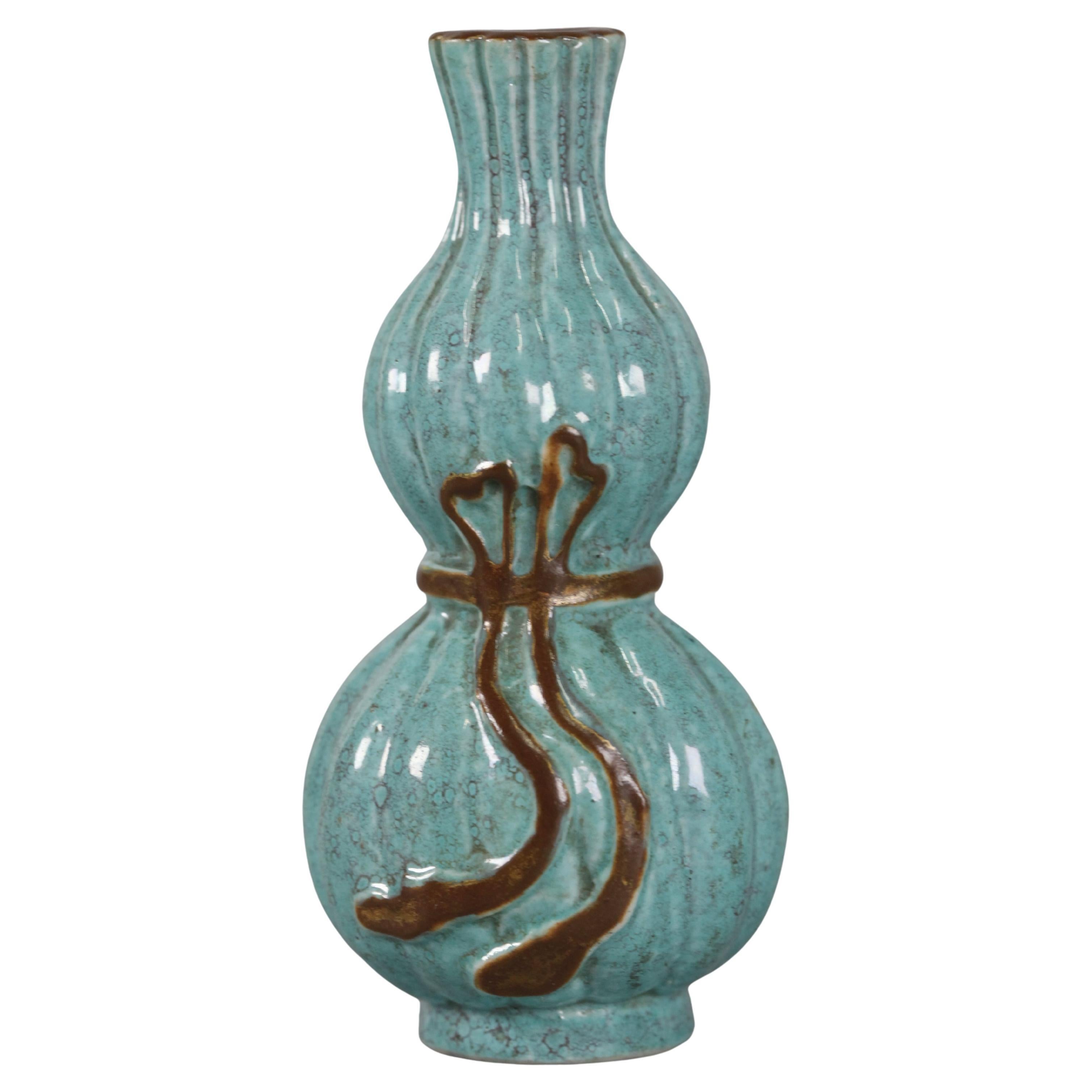Chinese double gourd porcelain vase, 18th c.