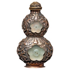 Tabacchiera cinese a doppia zucca repoussé con bottoni di giada, 1850 ca.