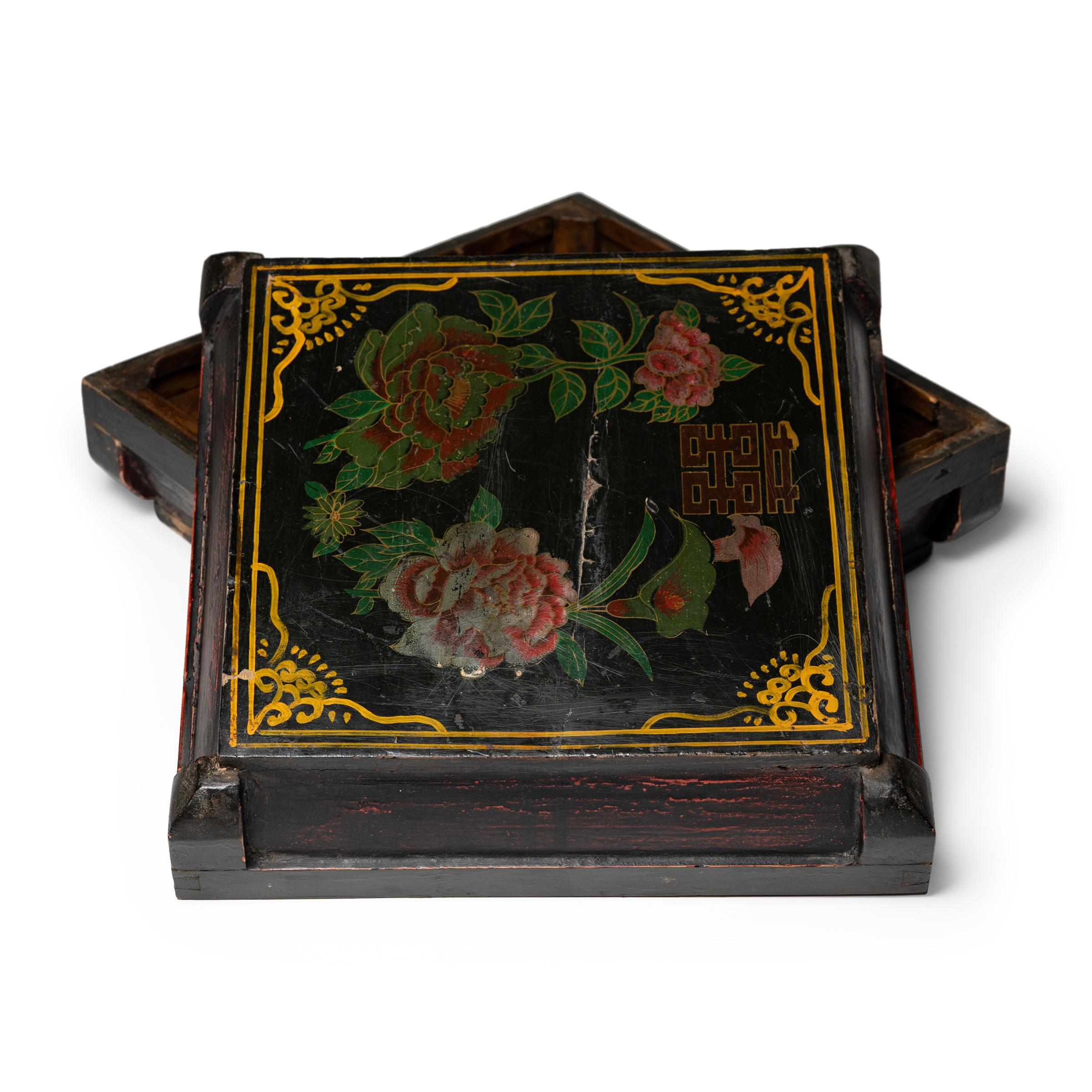 Chinese Double Happiness Lacquered Snack Box, c. 1900 In Good Condition For Sale In Chicago, IL