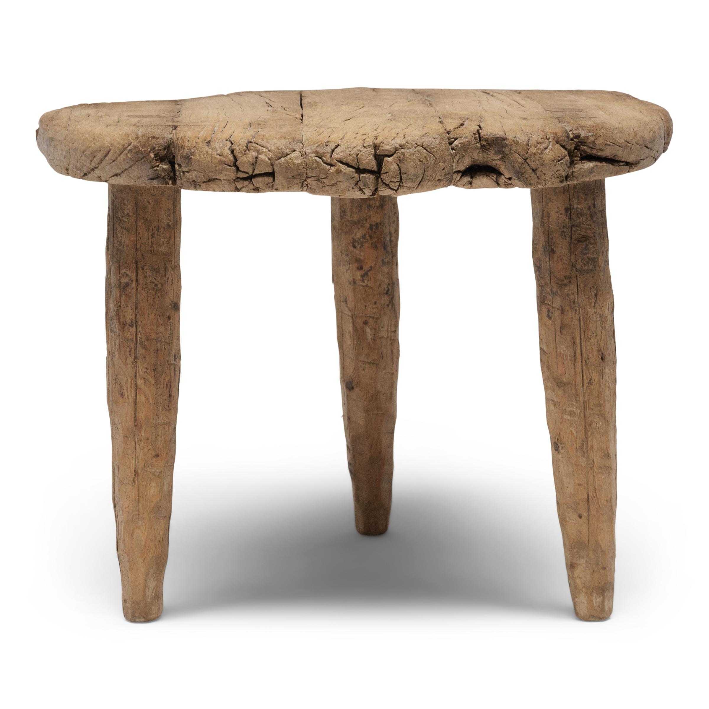 Questo tavolo rustico a tre gambe ha un piano rotondo in legno di pino recuperato, legato insieme con incastri a coda di rondine per ottenere un piano continuo. Ricco di carattere, il Wood è caratterizzato da profonde scanalature che seguono le