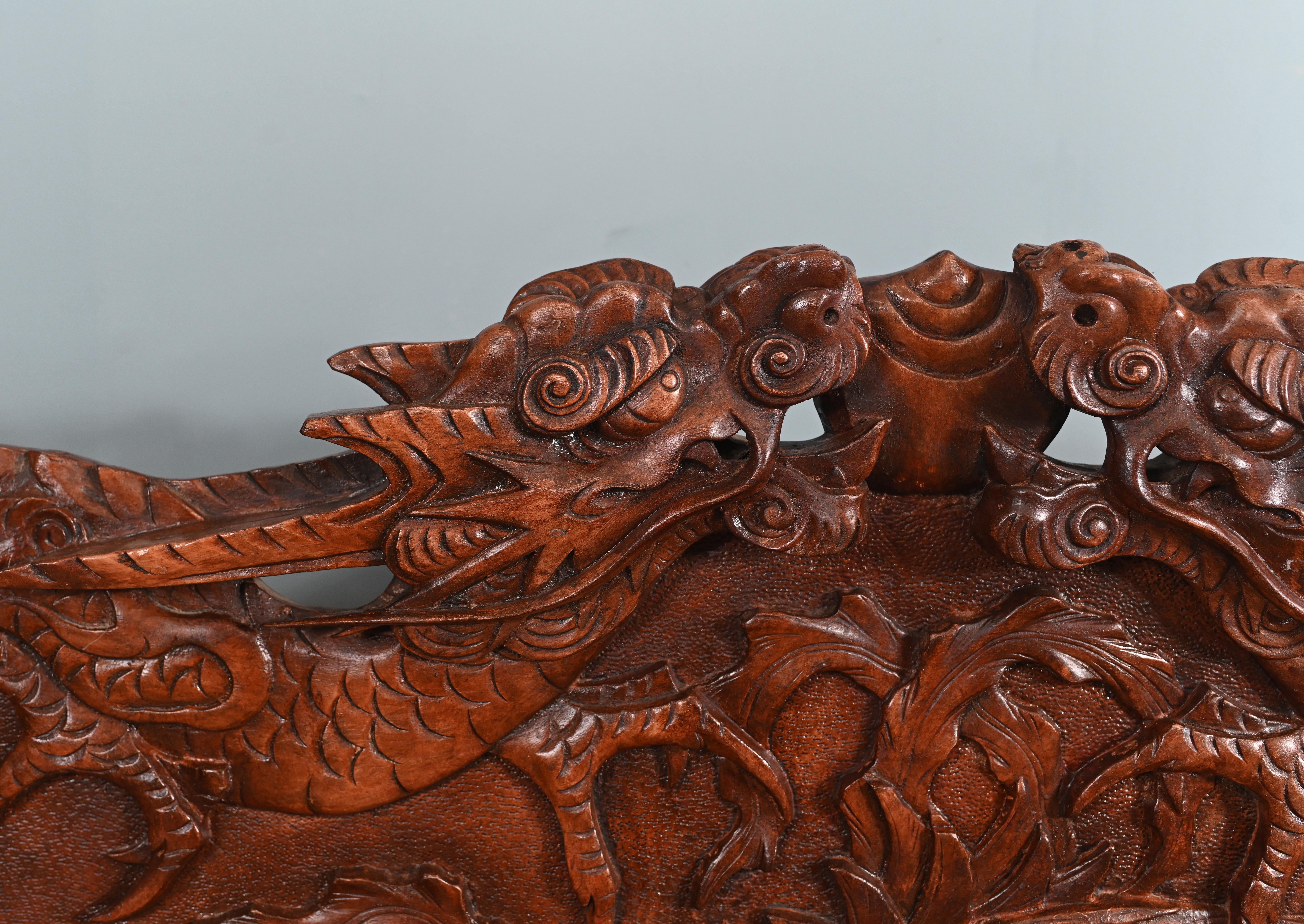 Panchina cinese a forma di drago con seduta intagliata Lacca di cinabro 1860 In condizioni buone in vendita a Potters Bar, GB
