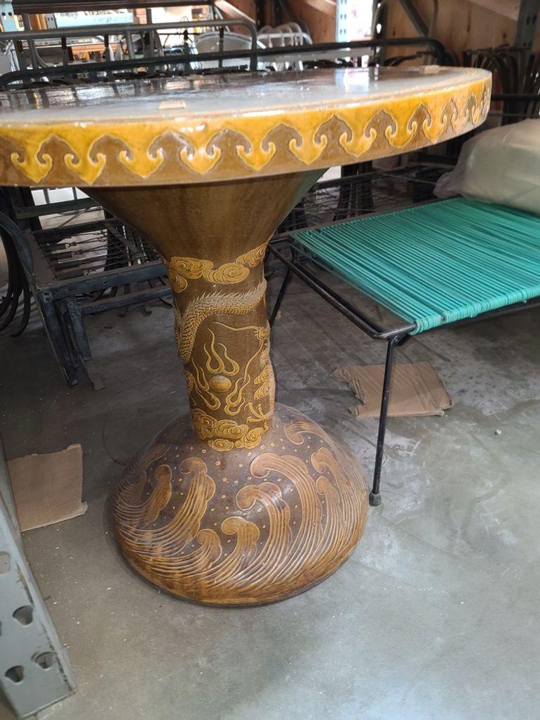 Moderne Dragon chinois en céramique émaillée The Pedestal Table en vente