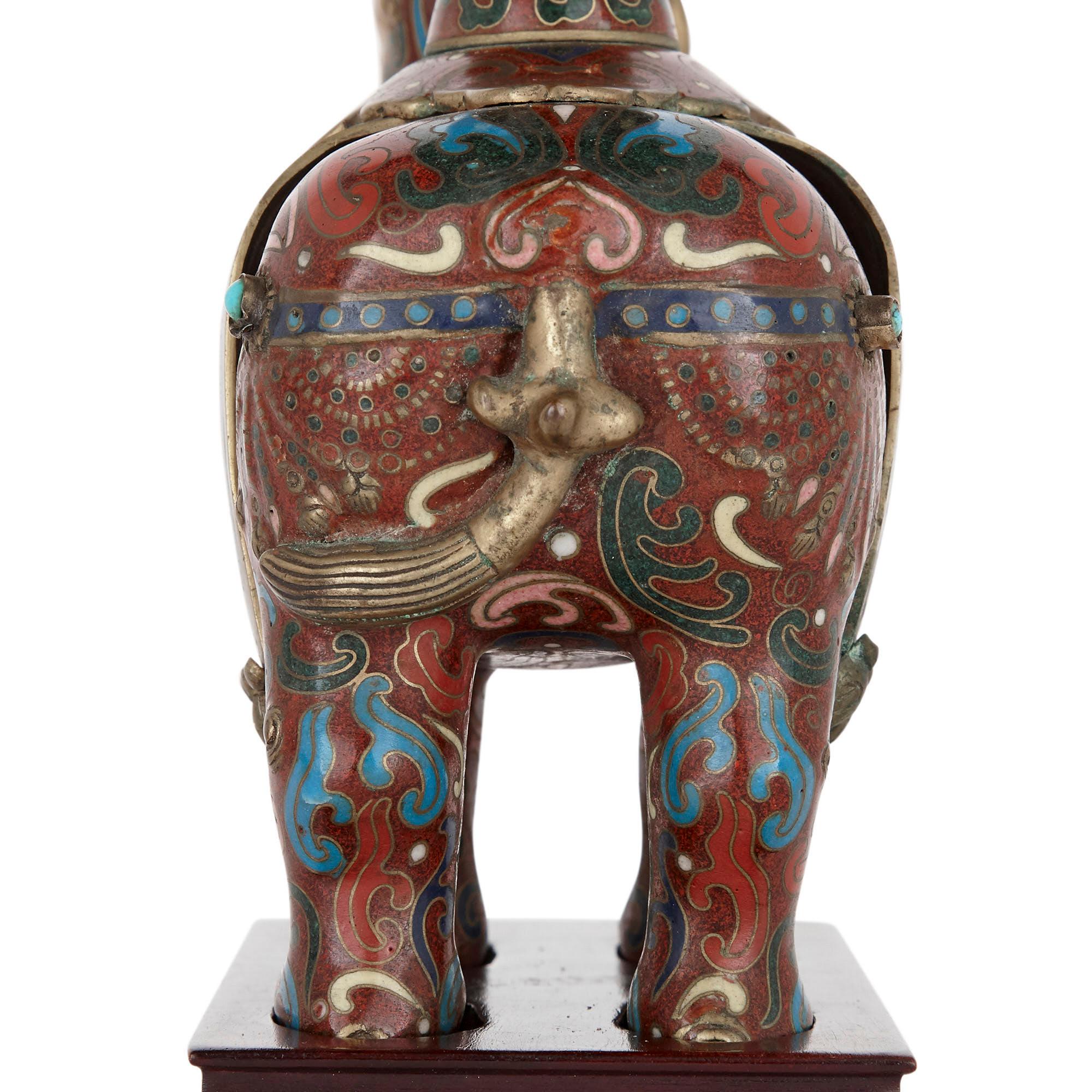 XX secolo Candelabro cinese in smalto cloisonné a forma di drago in vendita