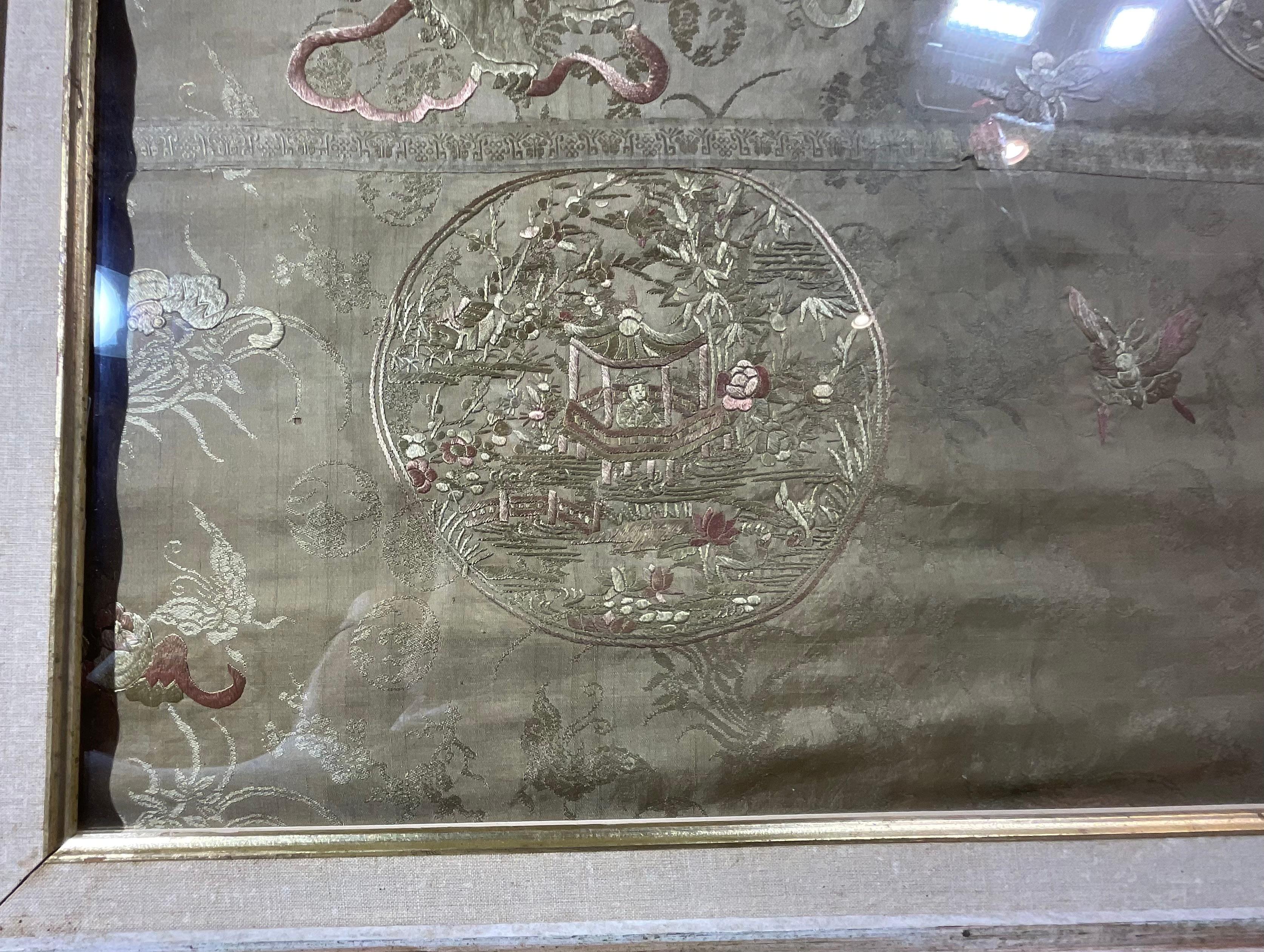 20ième siècle Dragon chinois, textile de soie encadré  Broderie en vente