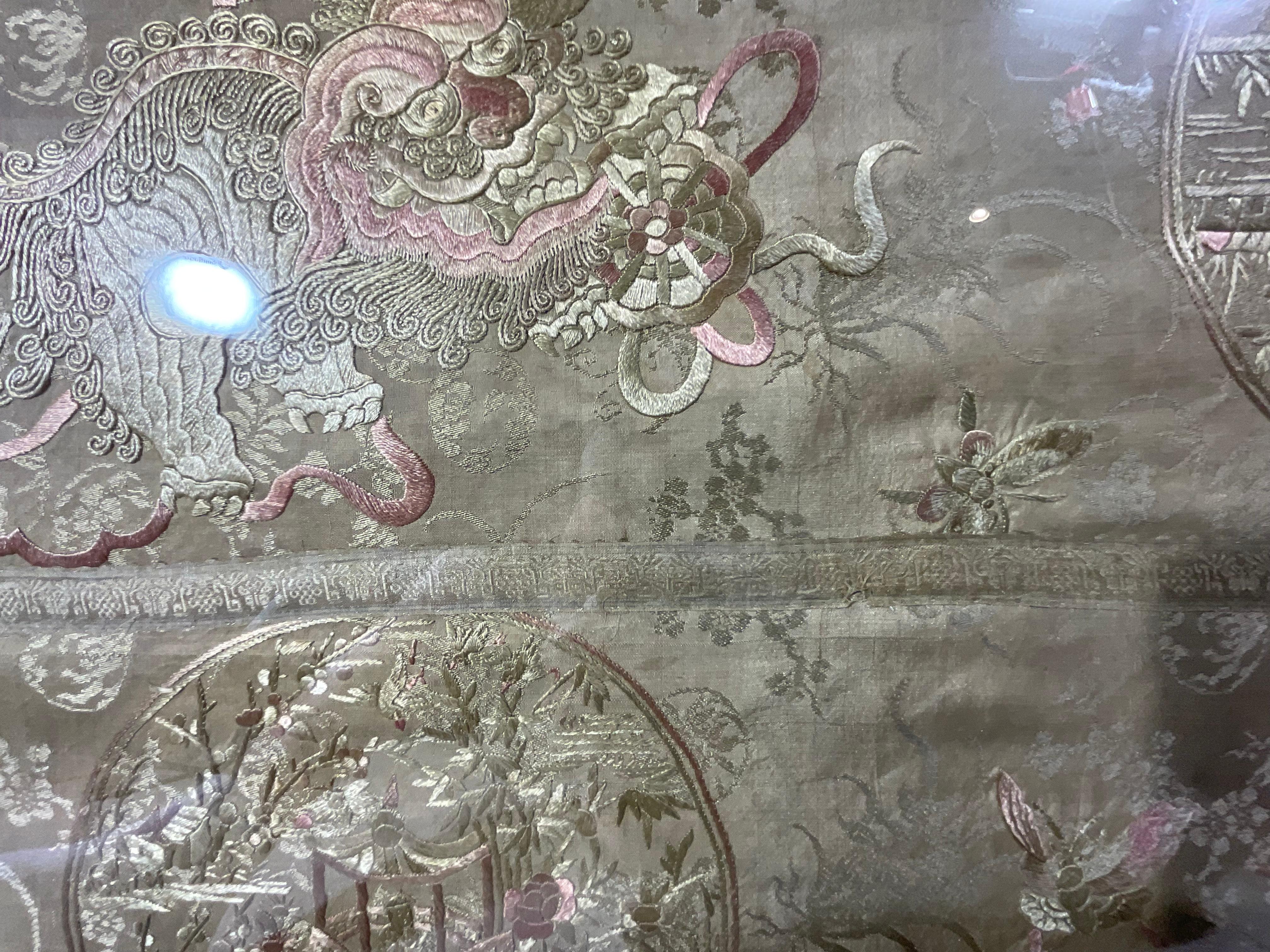 Dragon chinois, textile de soie encadré  Broderie en vente 2
