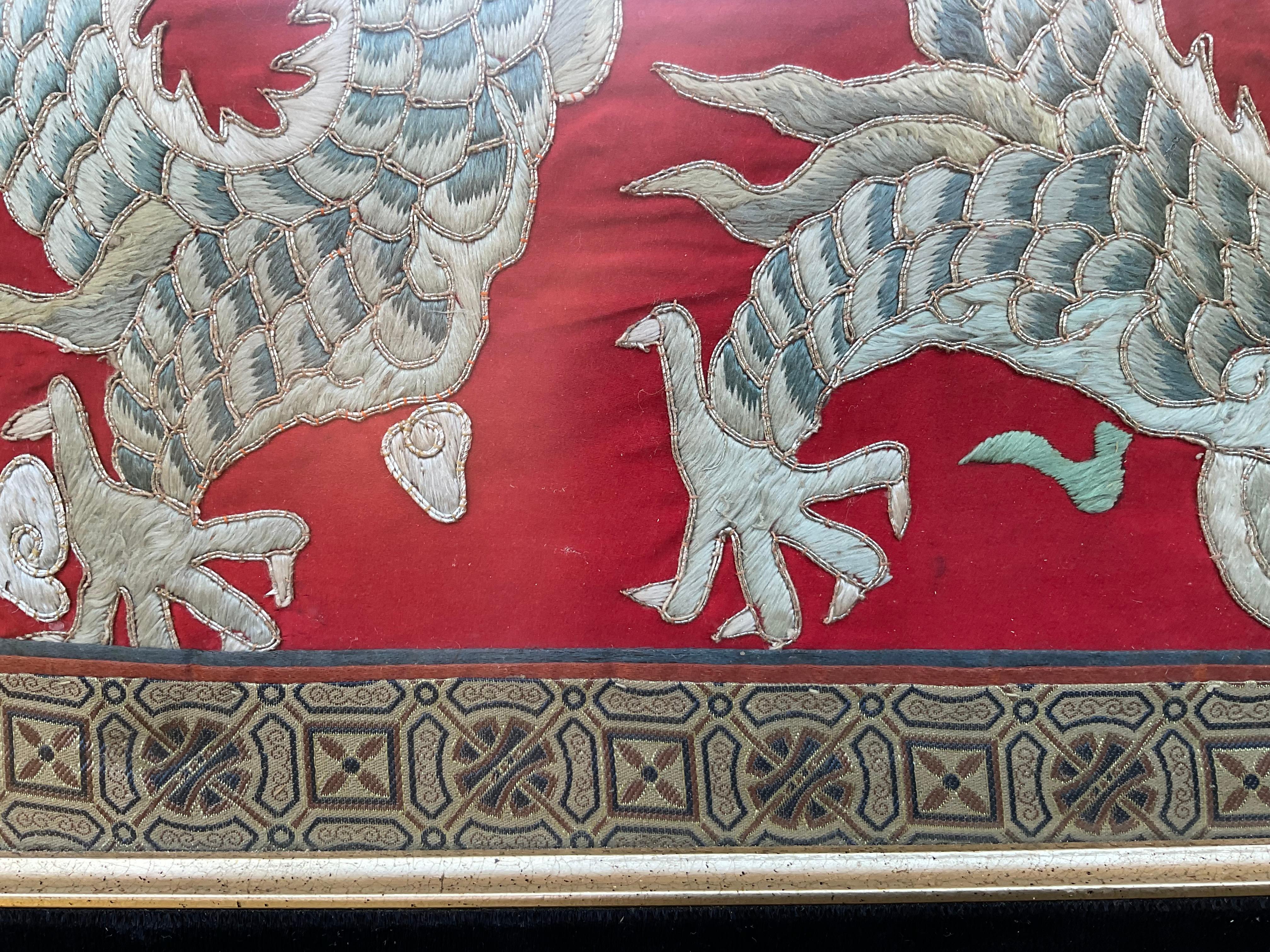 Dragon chinois, textile de soie encadré  Broderie en vente 3