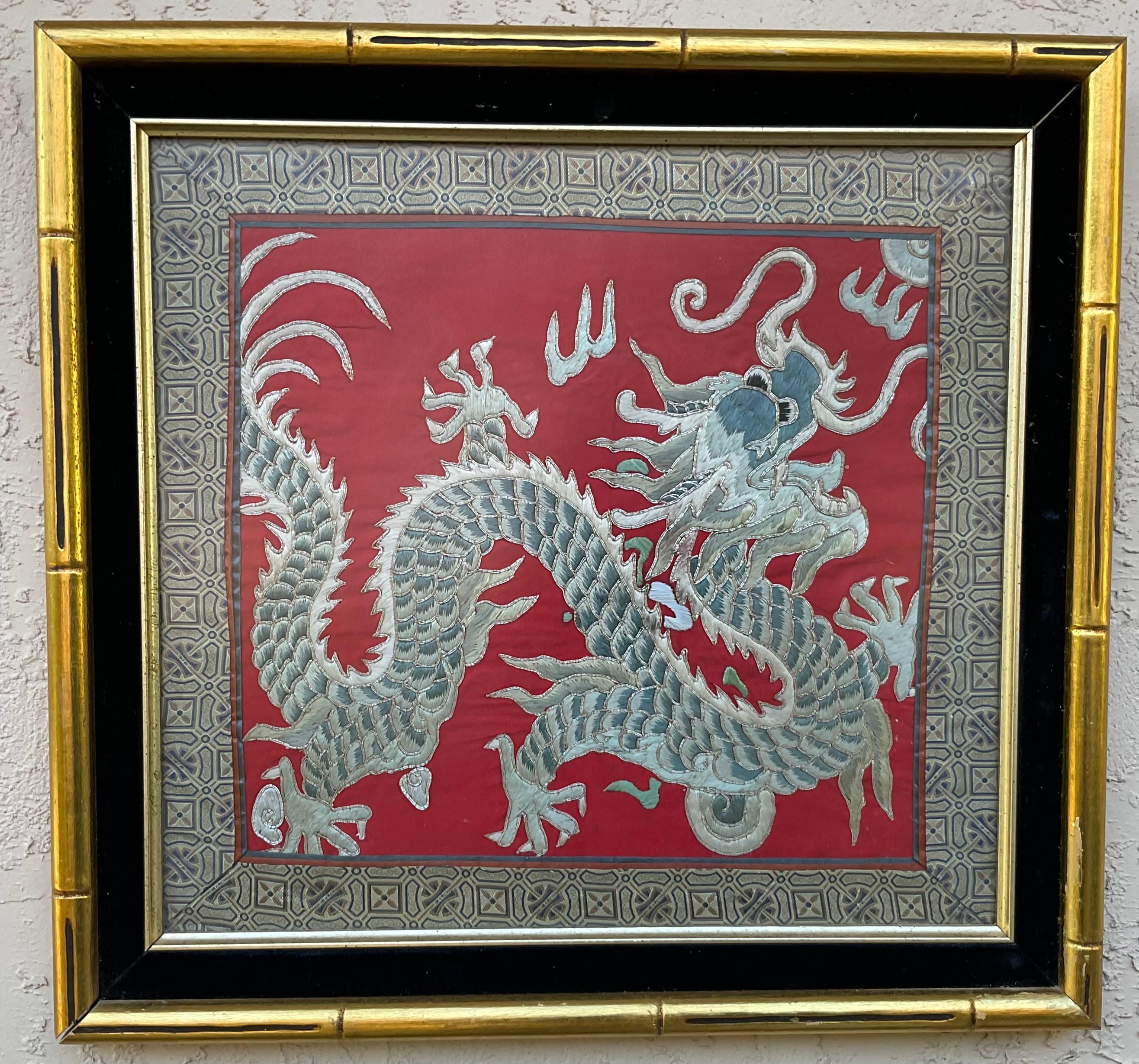 Dragon chinois, textile de soie encadré  Broderie en vente 4
