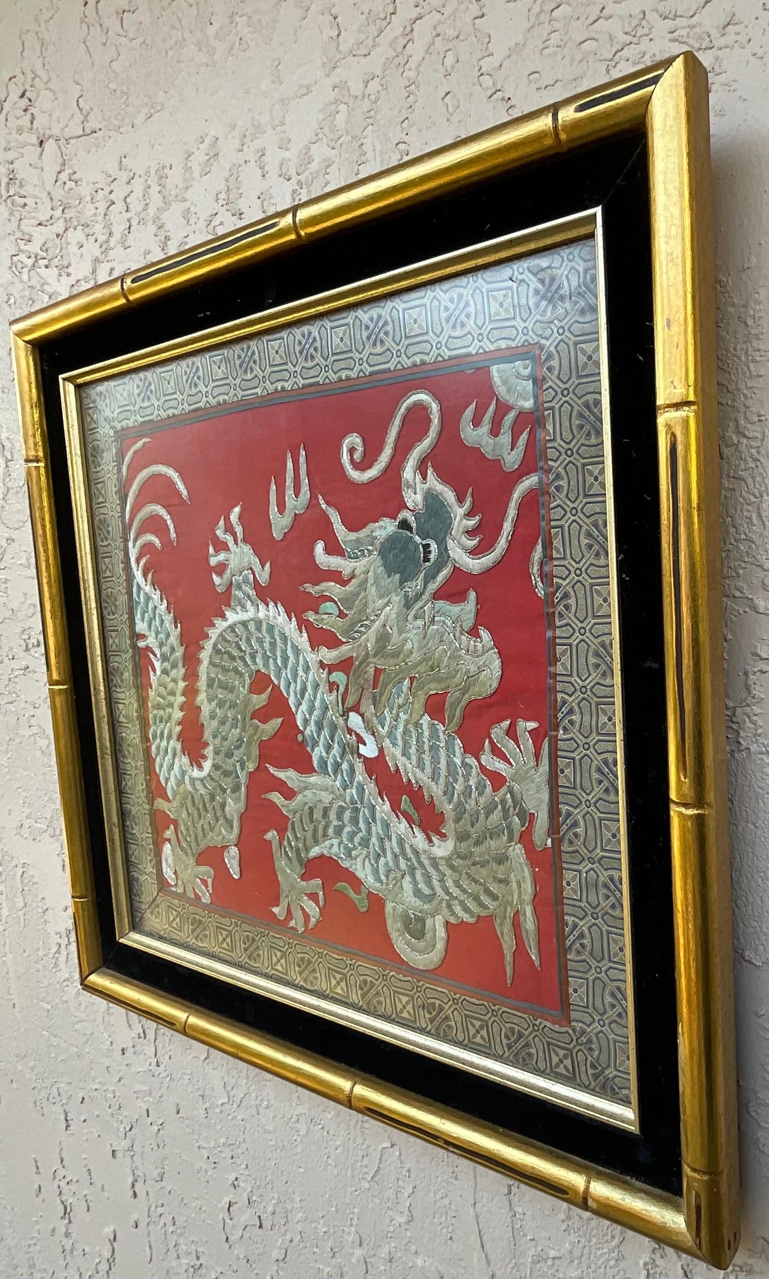 Dragon chinois, textile de soie encadré  Broderie en vente 6