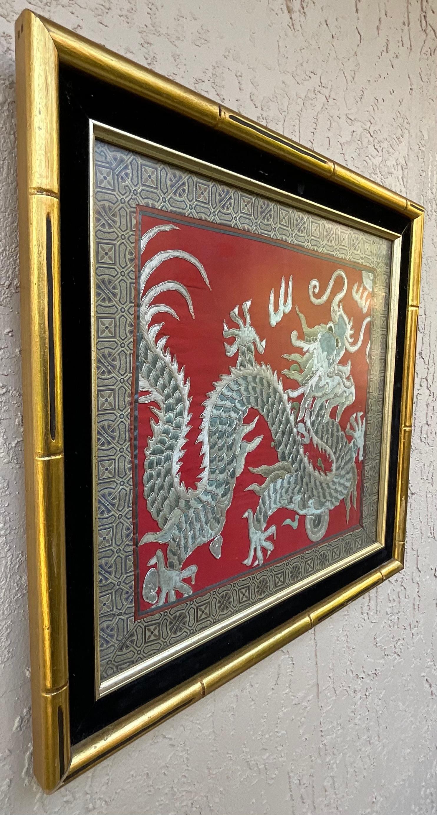 Dragon chinois, textile de soie encadré  Broderie en vente 7