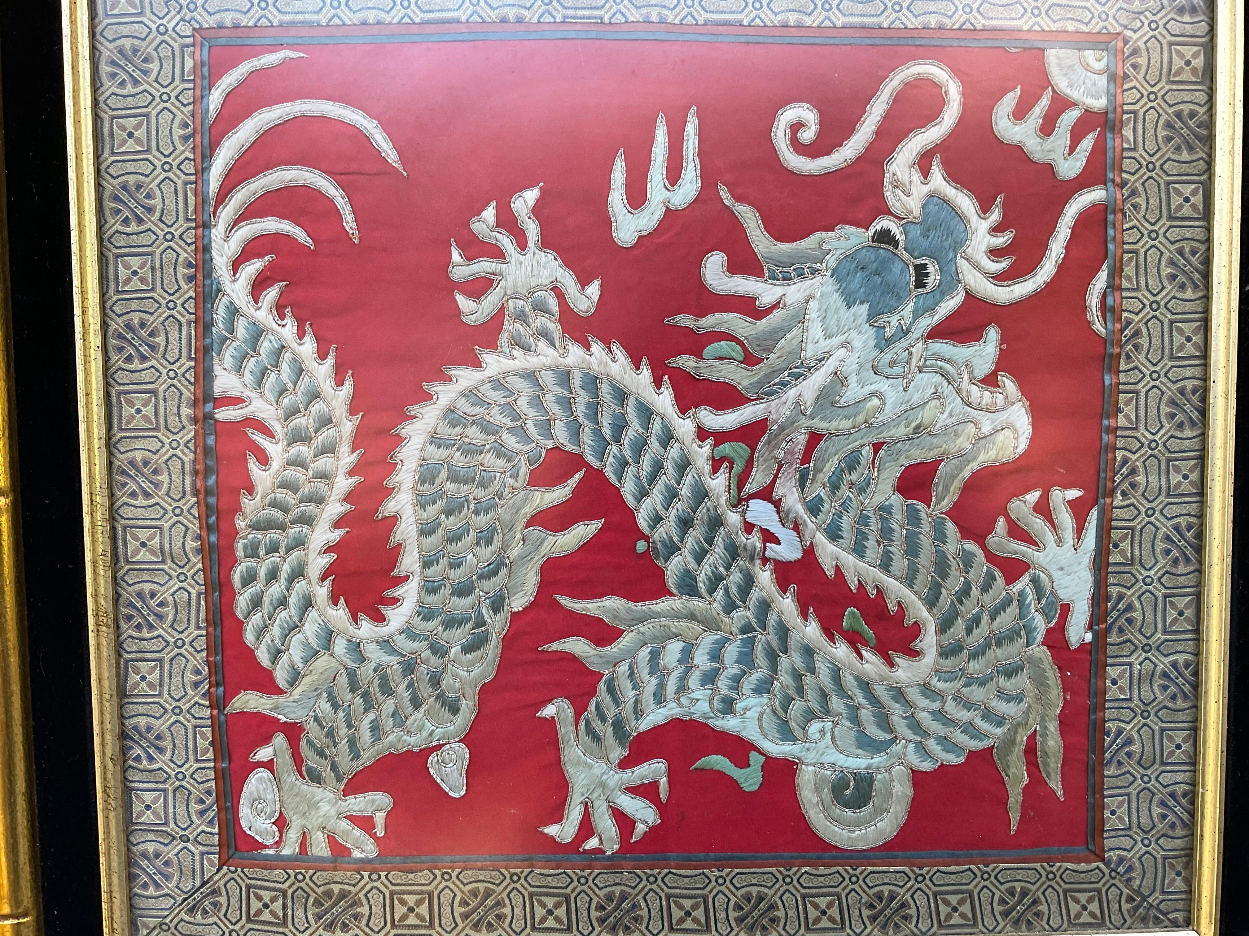 Chinois Dragon chinois, textile de soie encadré  Broderie en vente