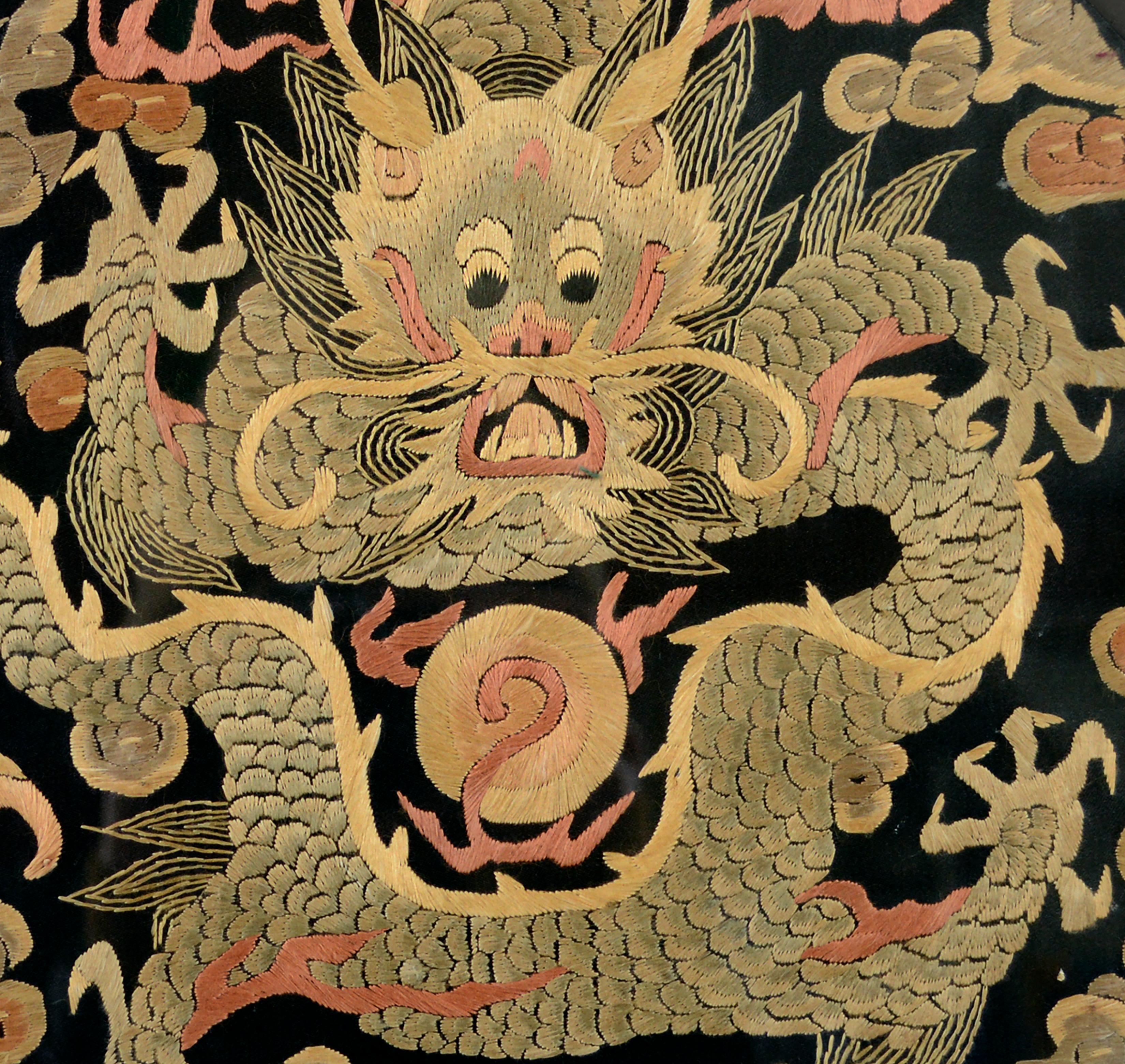 Chinois Manteau en soie avec dragon chinois encadré et broderie de manteau en textile en vente