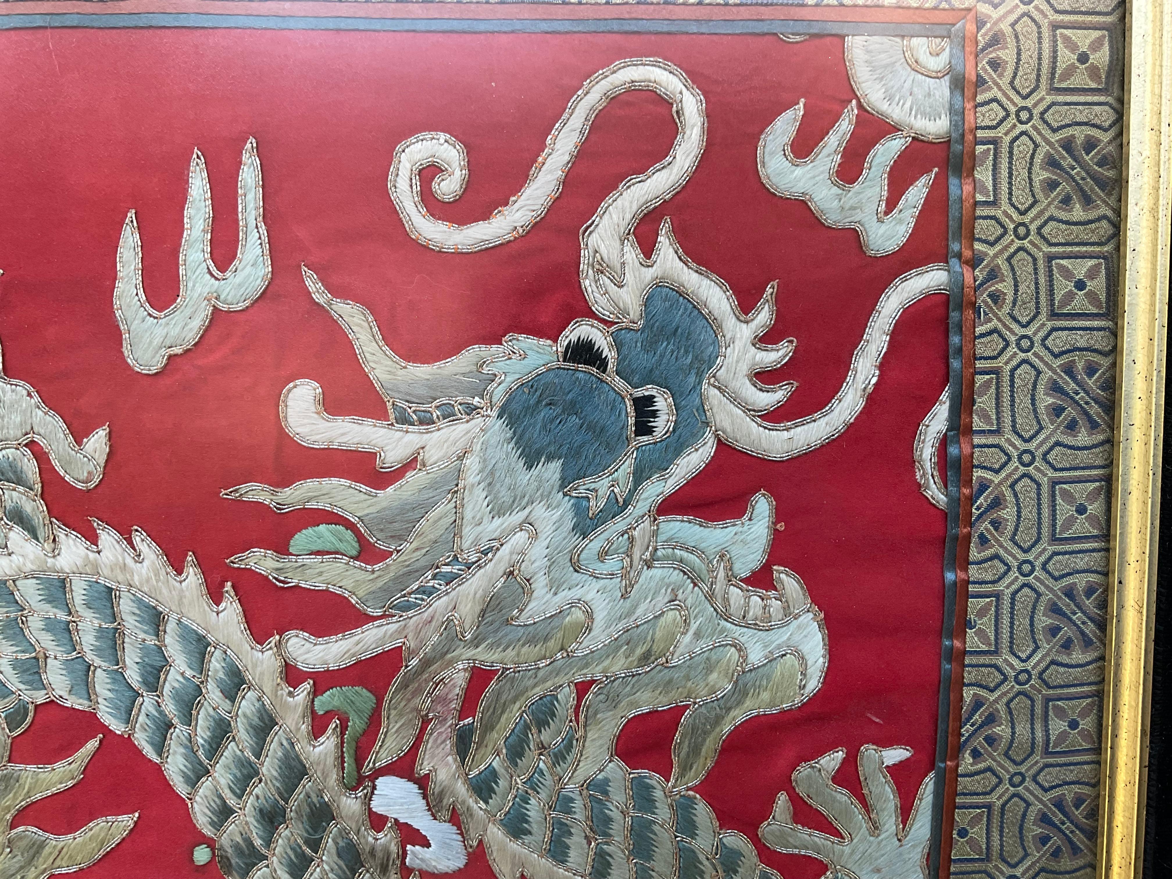 Fait main Dragon chinois, textile de soie encadré  Broderie en vente