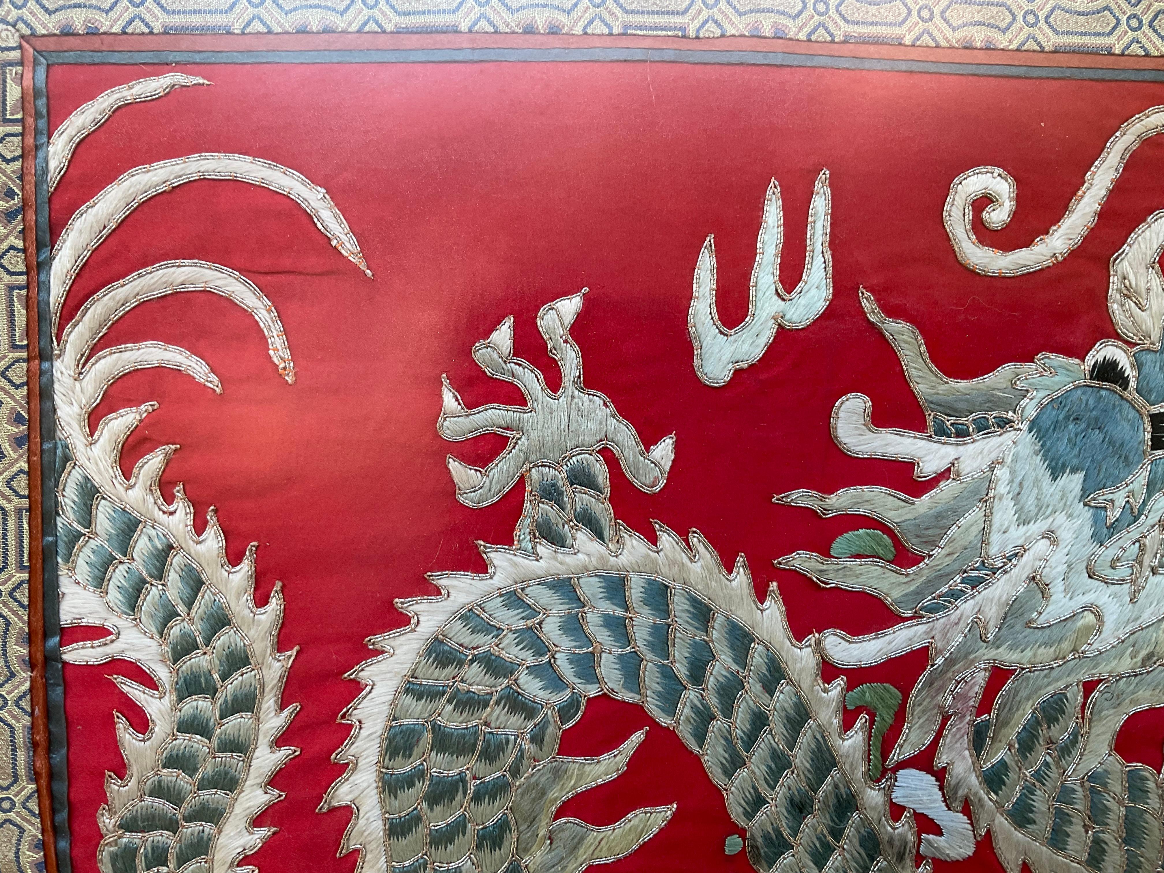 Chinesischer Drache, gerahmtes Seidentextil  Stickerei (20. Jahrhundert) im Angebot