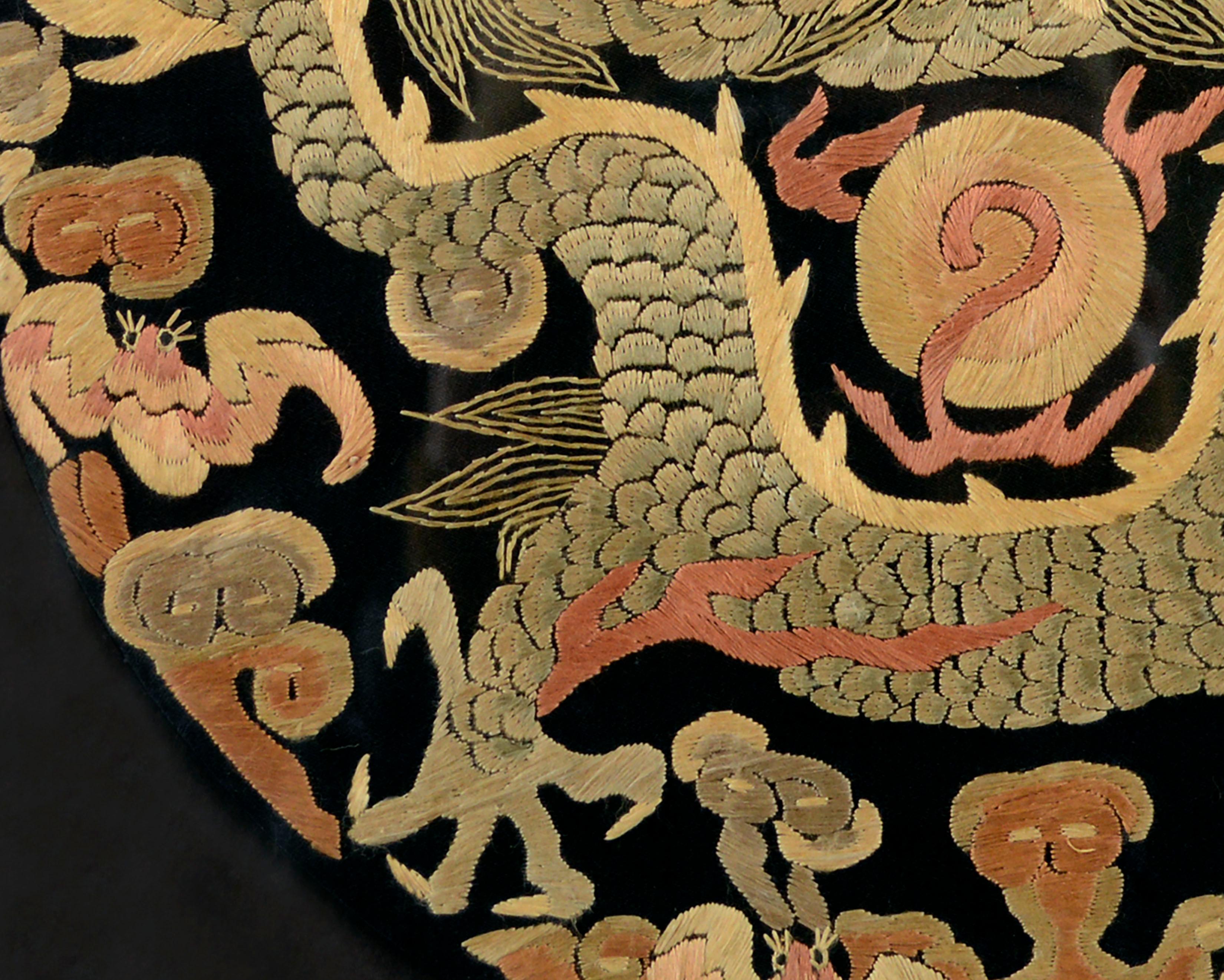 Chinesischer chinesischer Drache, gerahmte Seiden-Textil-Mantelstickerei im Zustand „Gut“ im Angebot in Soquel, CA