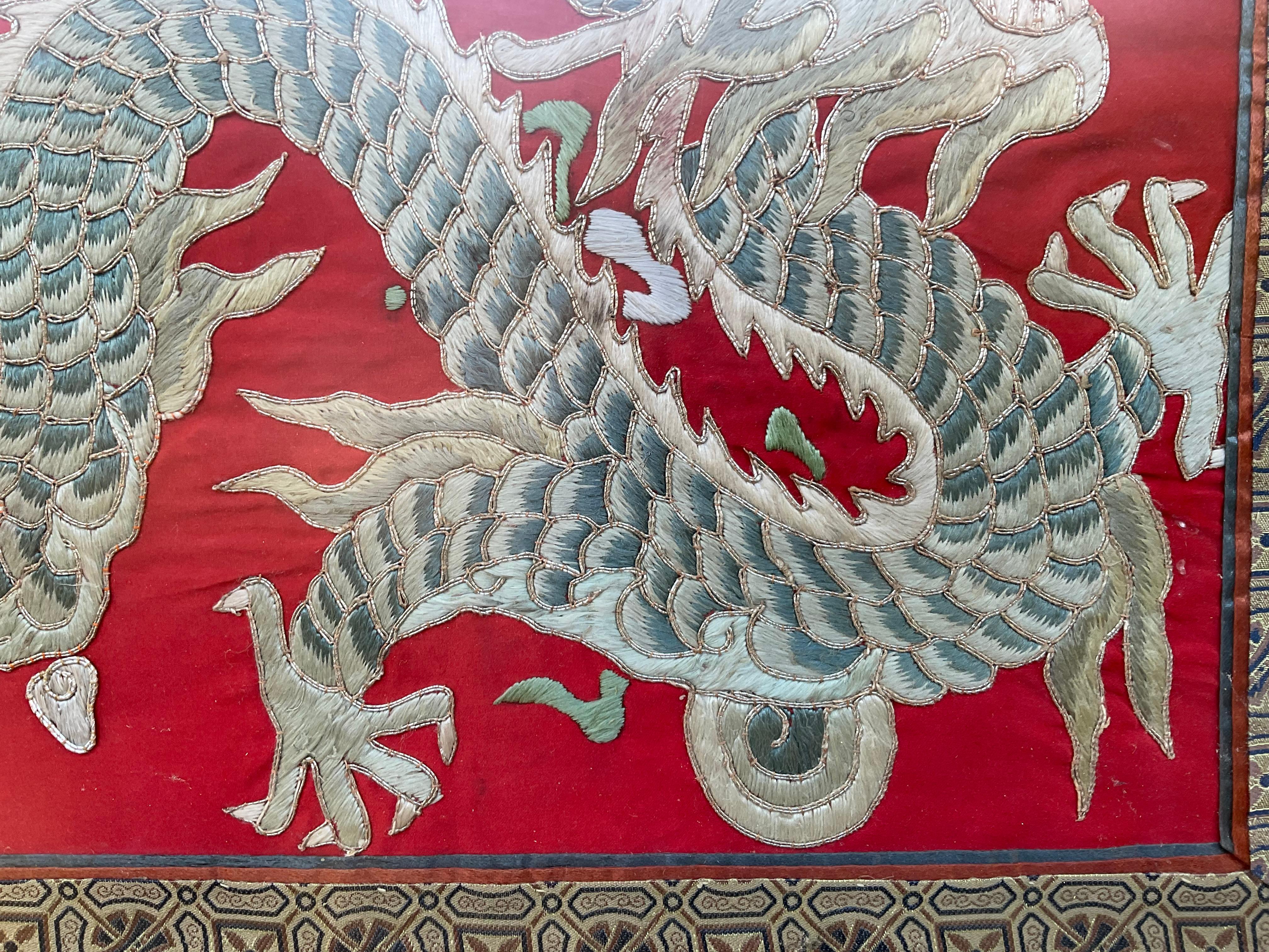 20ième siècle Dragon chinois, textile de soie encadré  Broderie en vente