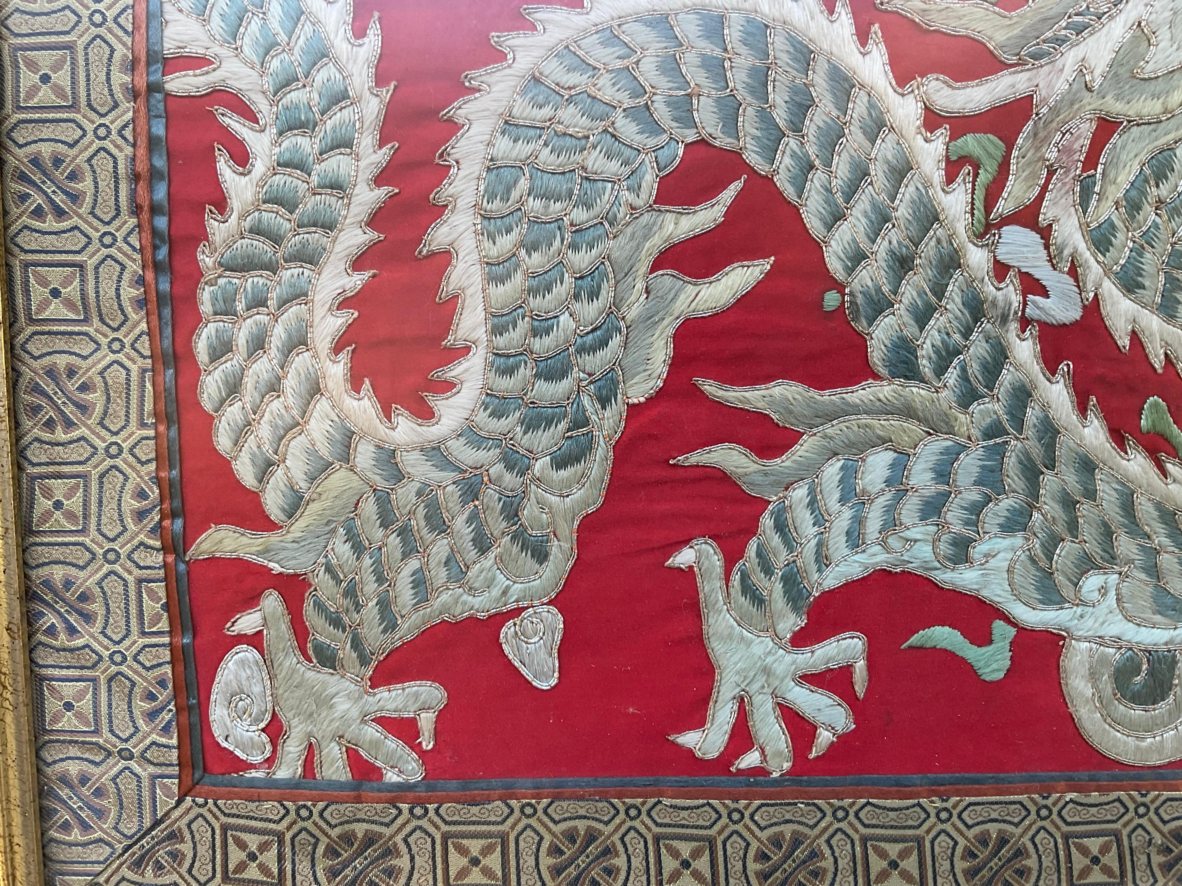 Soie Dragon chinois, textile de soie encadré  Broderie en vente