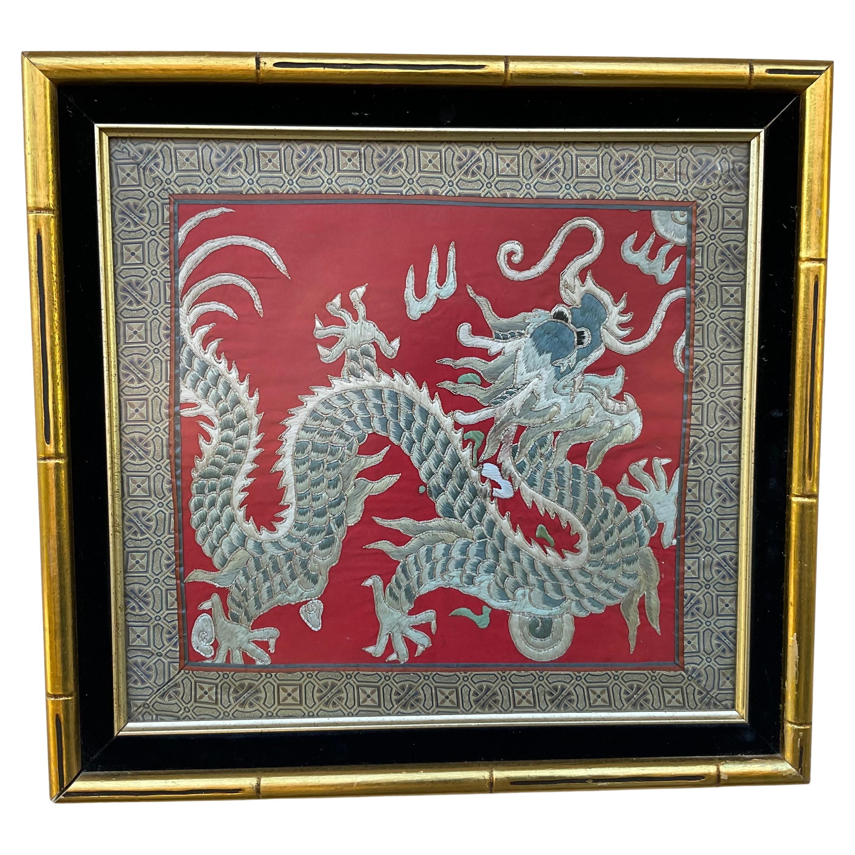 Dragon chinois, textile de soie encadré  Broderie en vente
