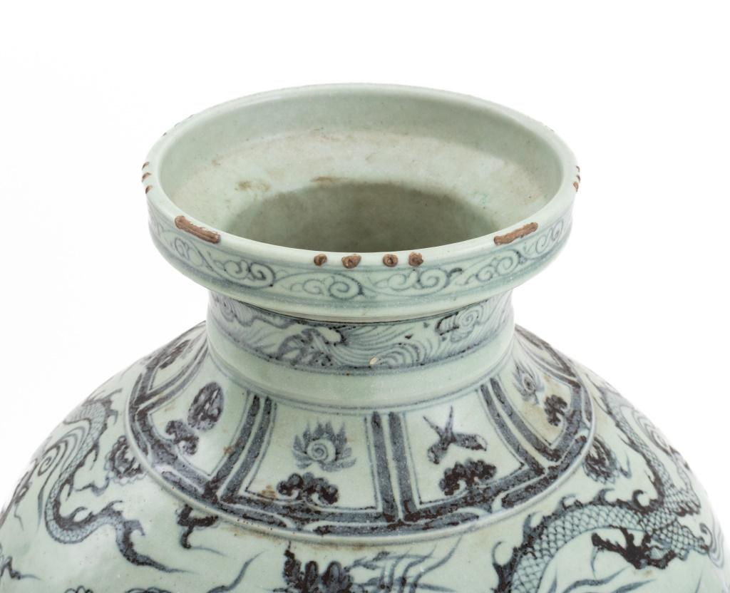 Chinese Dragon Motif Blue and White Glazed Porcelain Vase, late 19th century to early 20th century. Dimensions: 15.5