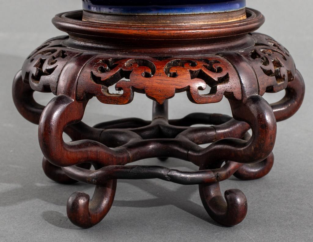 Bol chinois en porcelaine émaillée bleu poudre à motif de dragon, deux dragons incisés à l'extérieur, émail brun sur le dessous, avec base en bois. 3.75